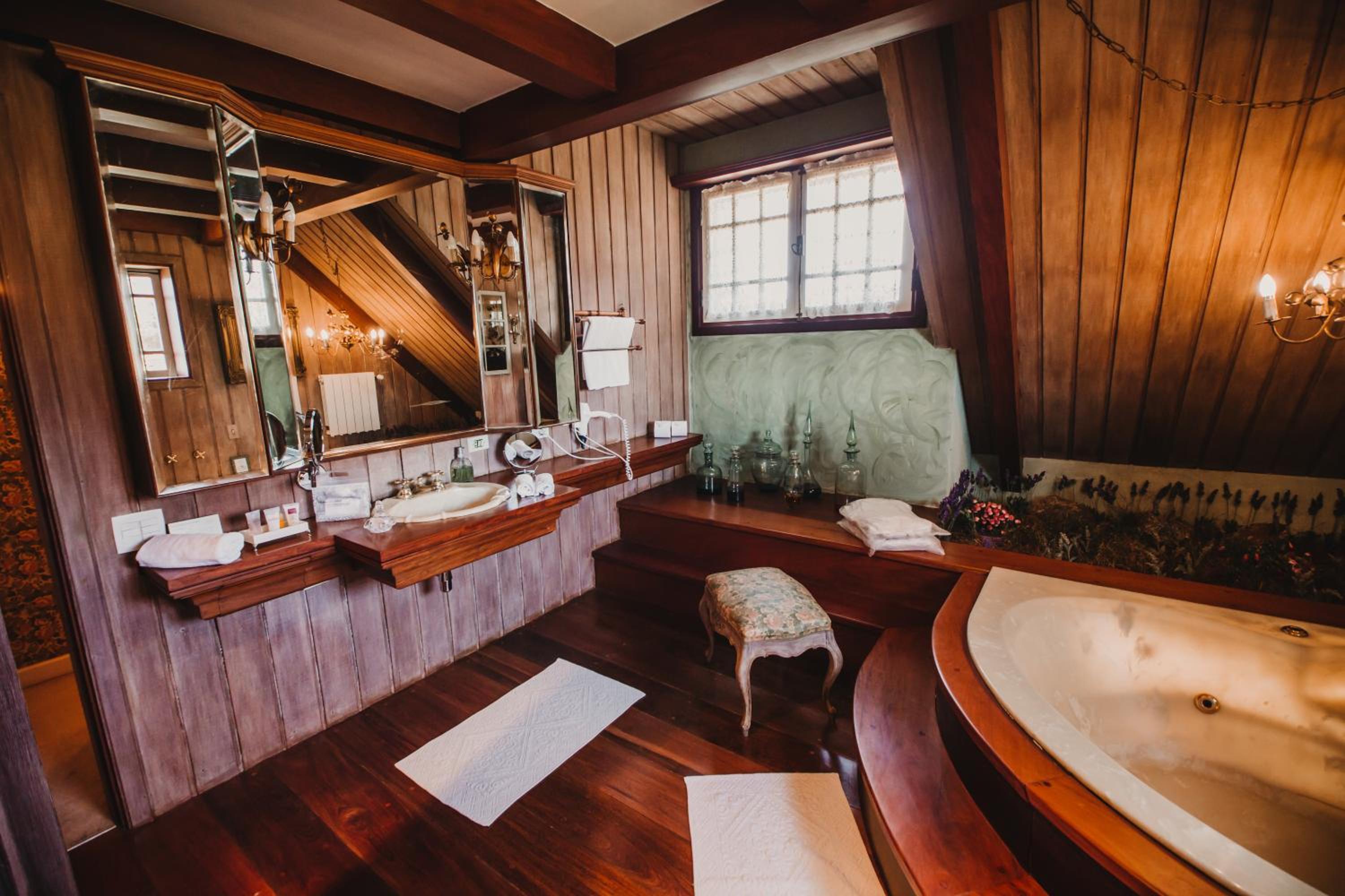 Deluxe Suite With Spa Bath photo 2