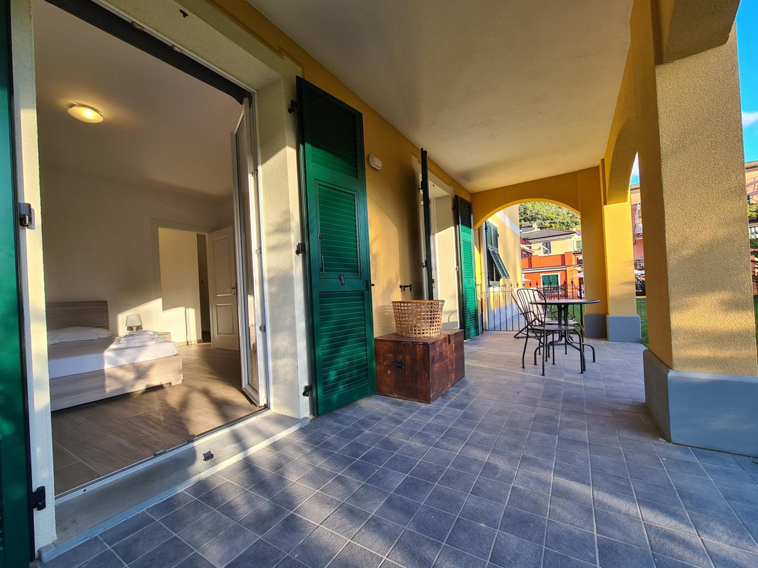 Deluxe Three-Bedroom Apartment with Garden View photo 2