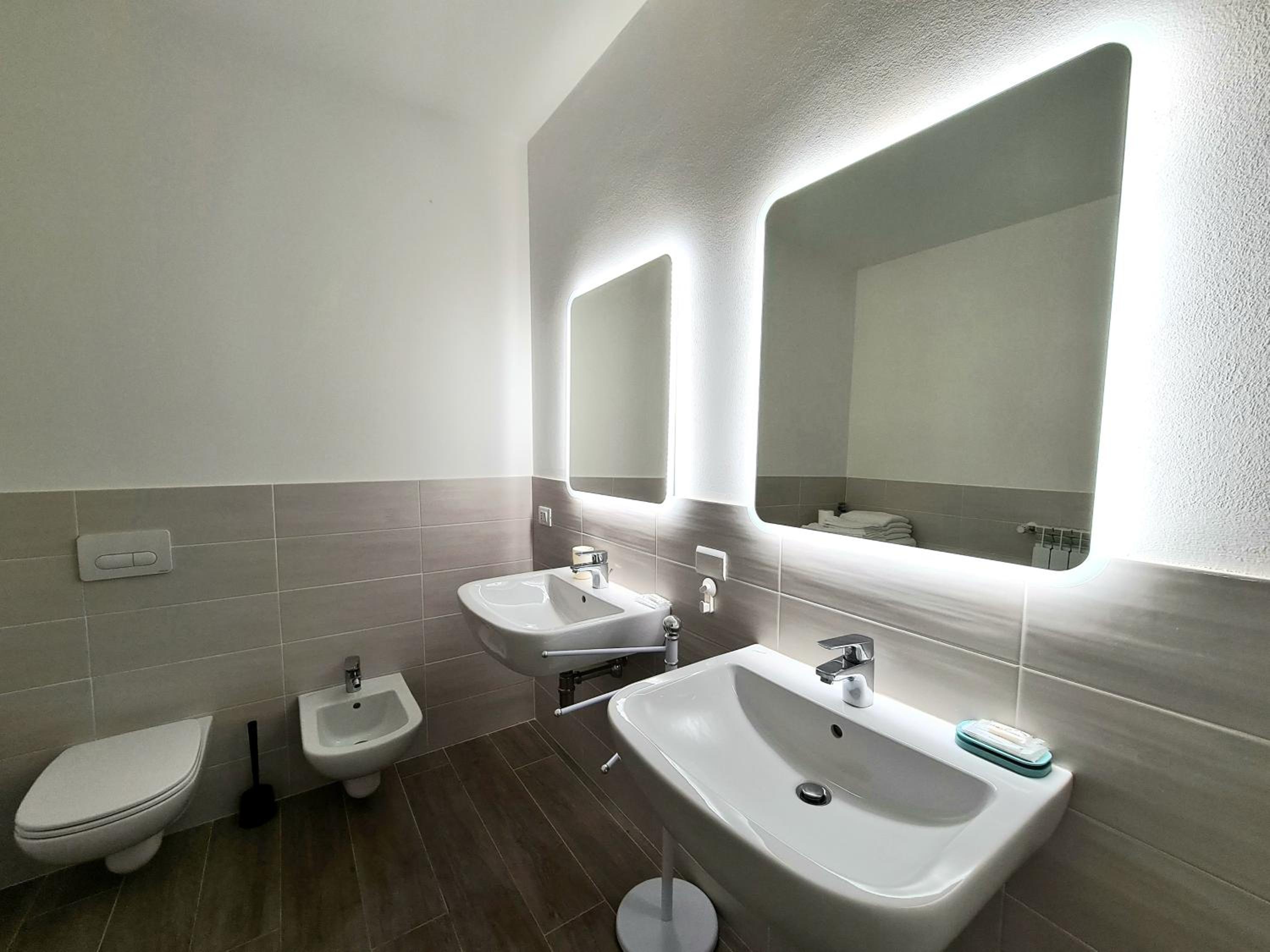 Two-Bedroom Deluxe Apartment with Balcony photo 3