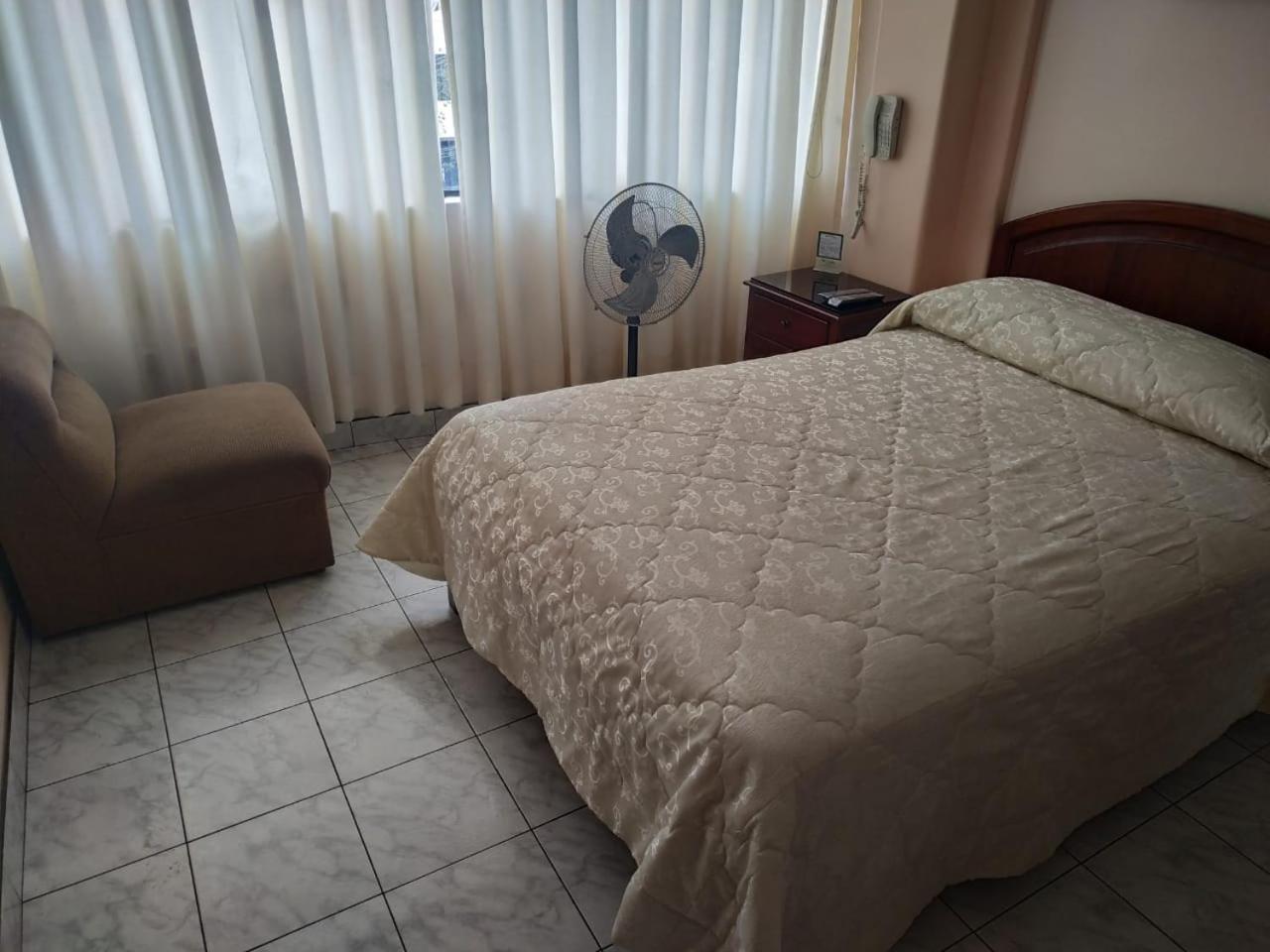 Standard Queen Room photo 3