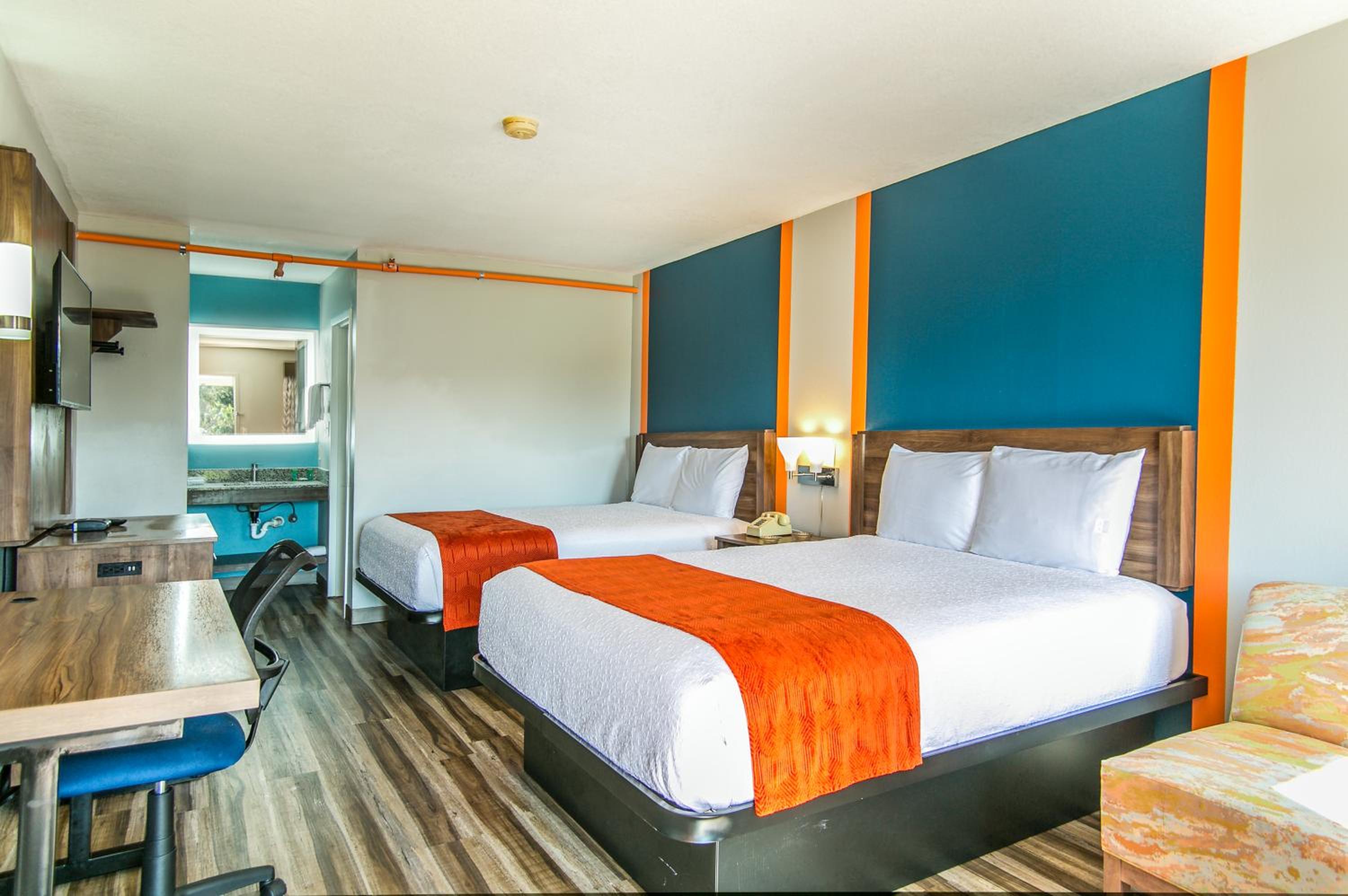 Queen Room with Two Queen Beds - Smoking photo 1