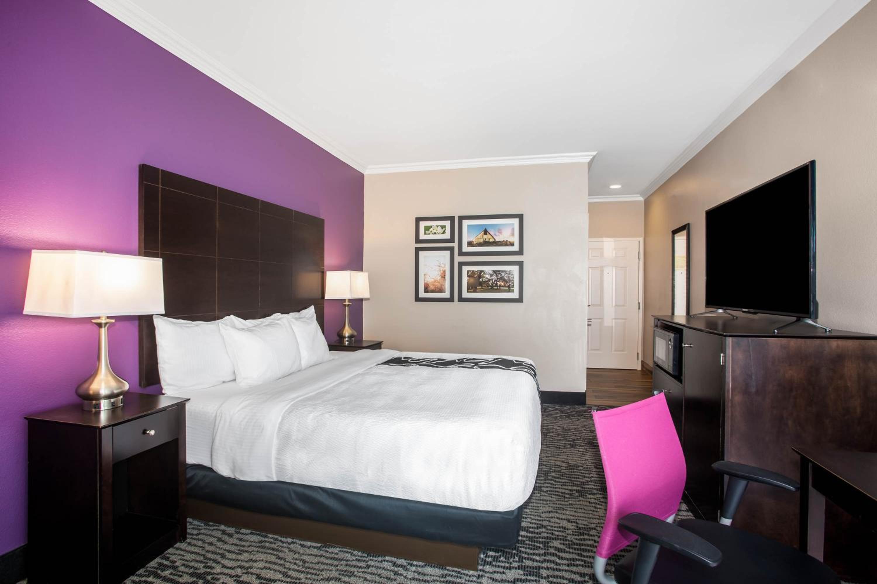 Deluxe King Room - Photo 4