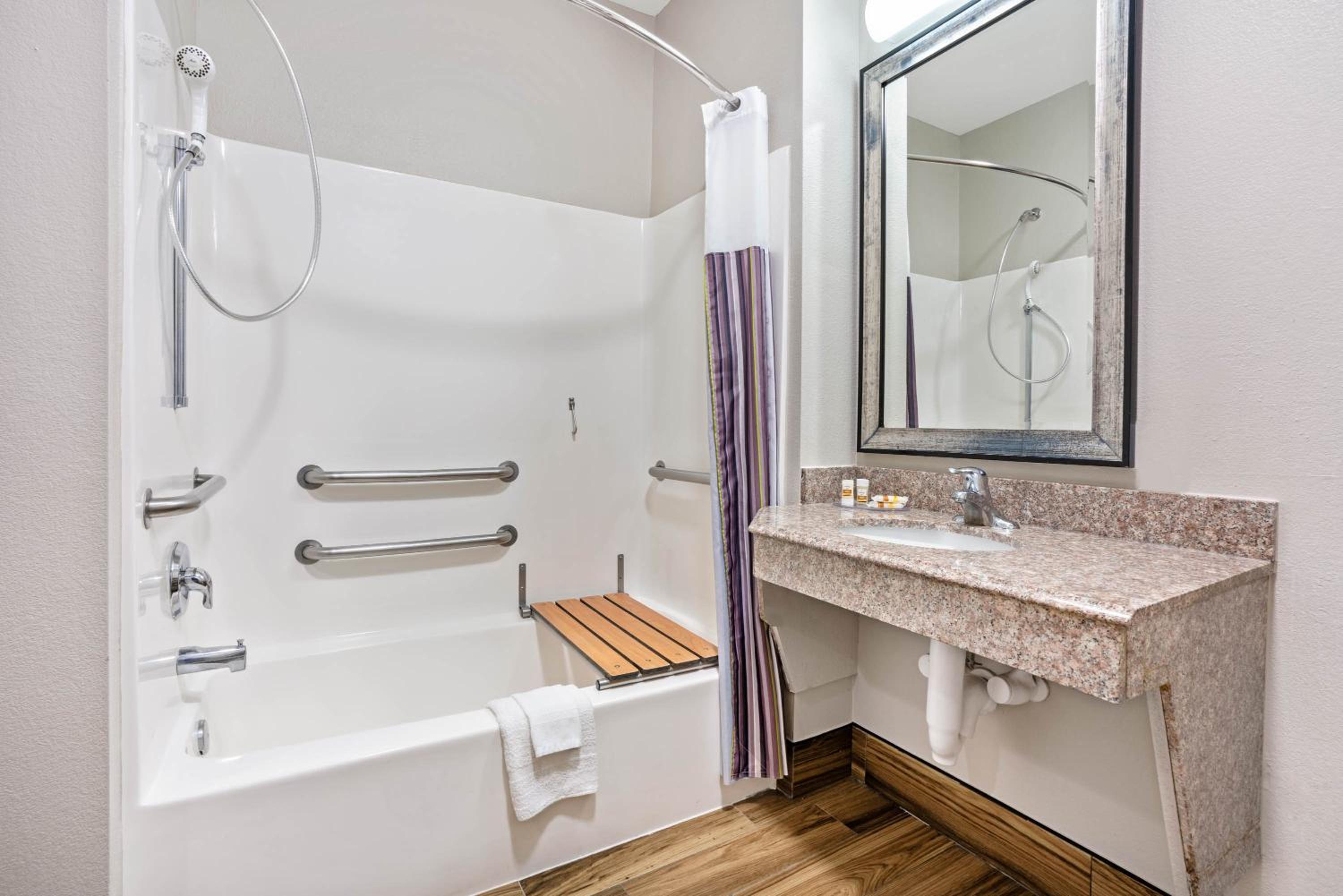 King Room with Bath Tub - Mobility/Hearing Accessible - Non-Smoking - Photo 8