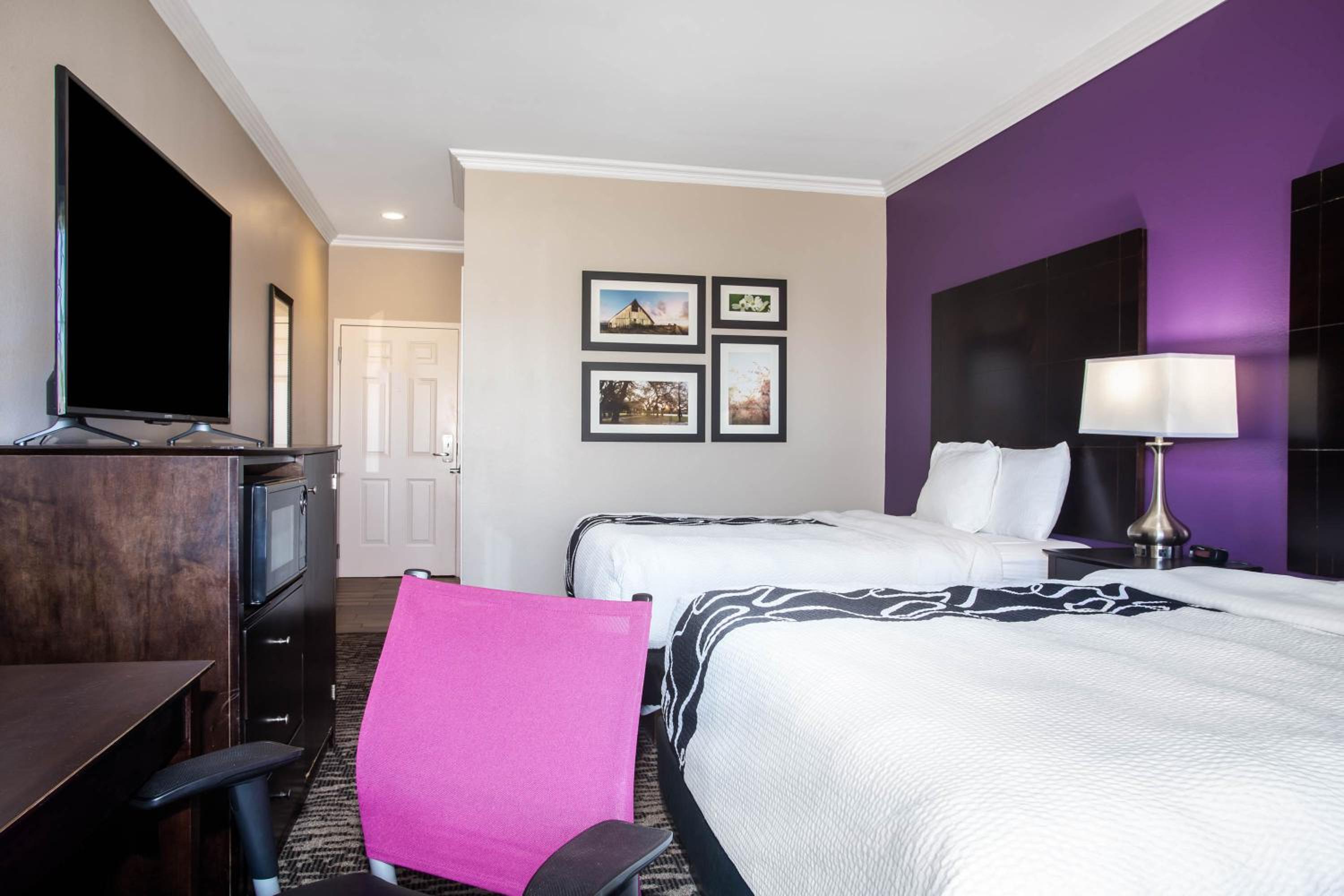 Deluxe Queen Room with Two Queen Beds - Photo 6