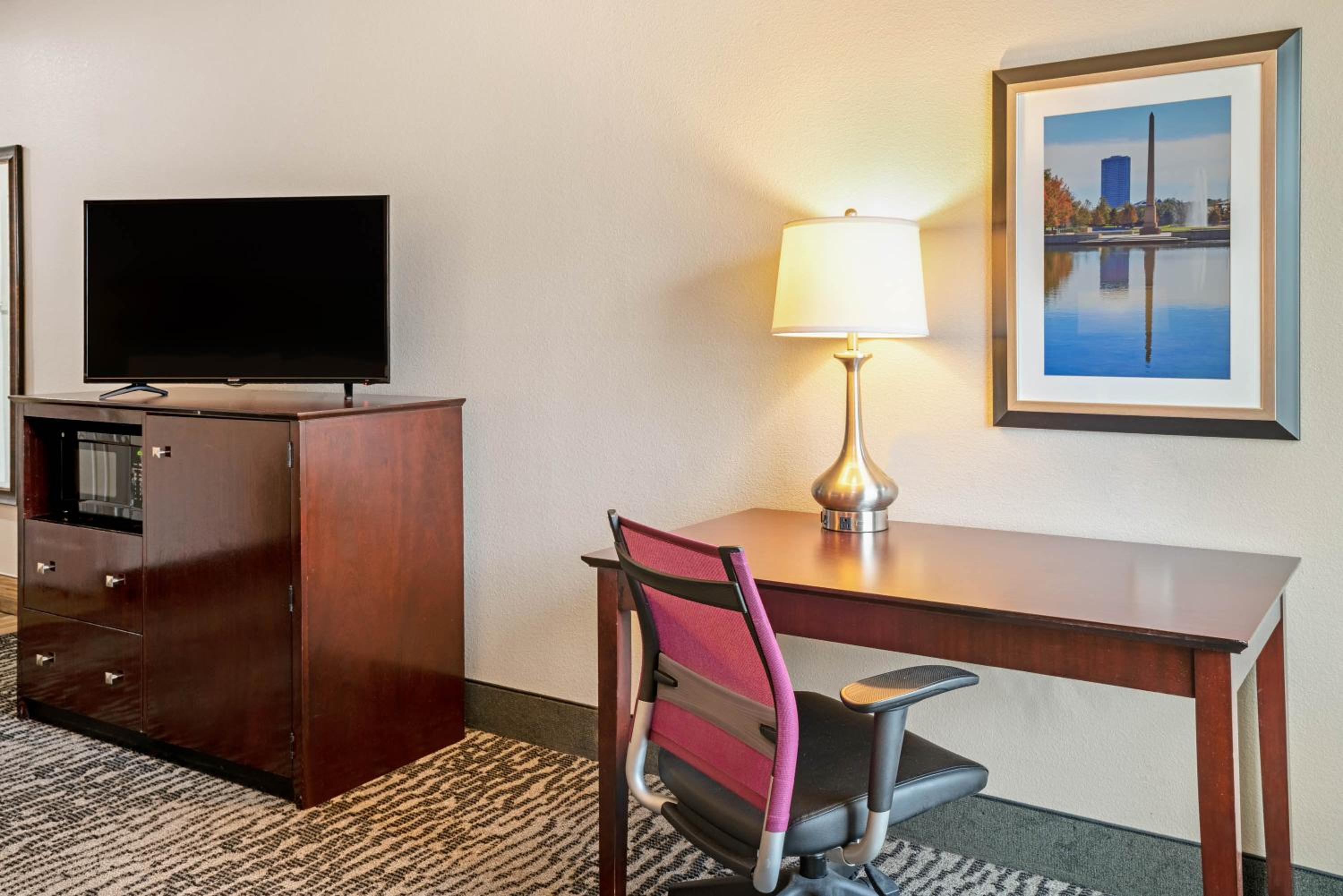 Deluxe Queen Room with Two Queen Beds - Photo 4