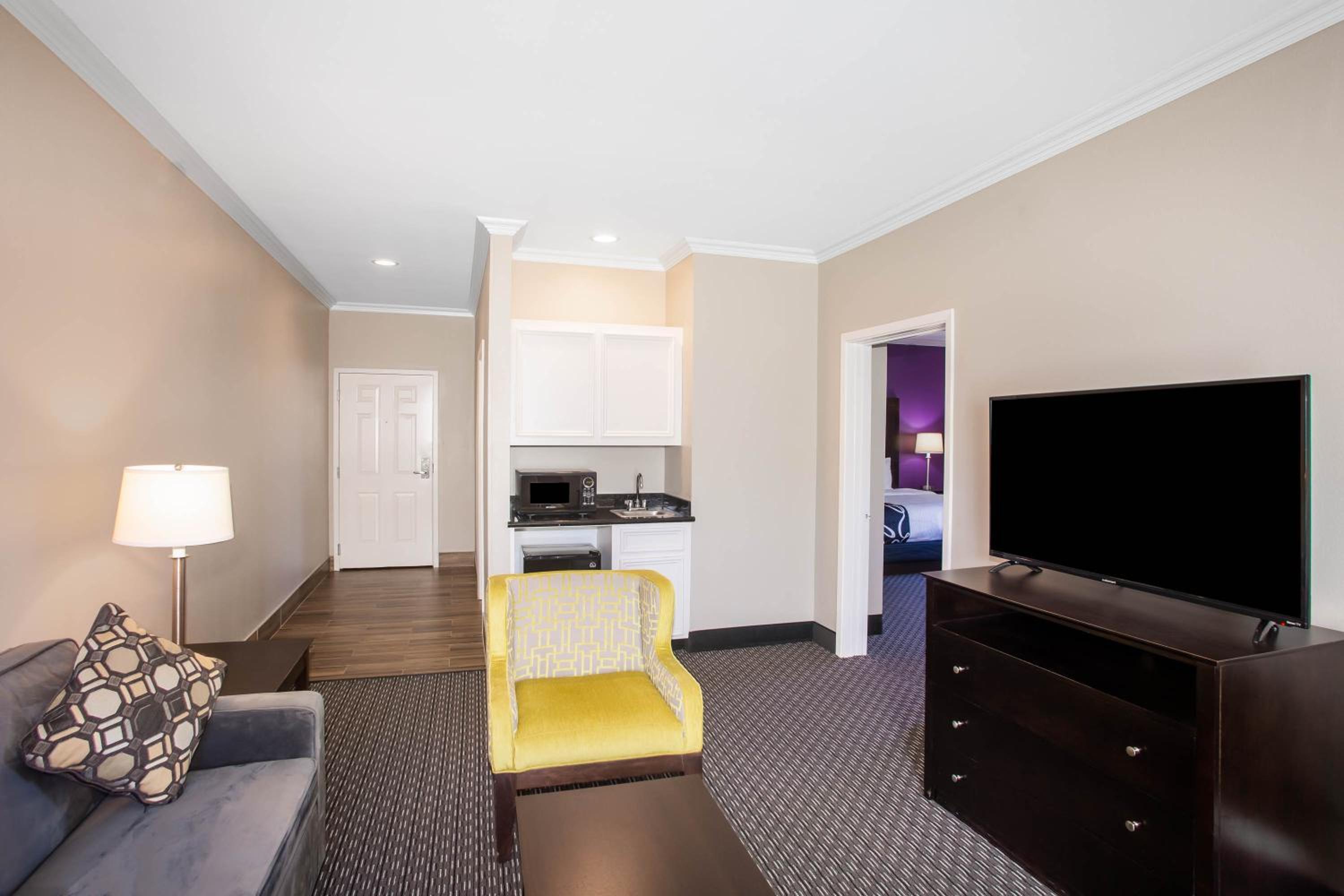 King Suite - Mobility/Hearing Accessible with Bath Tub - Non-Smoking - Photo 3