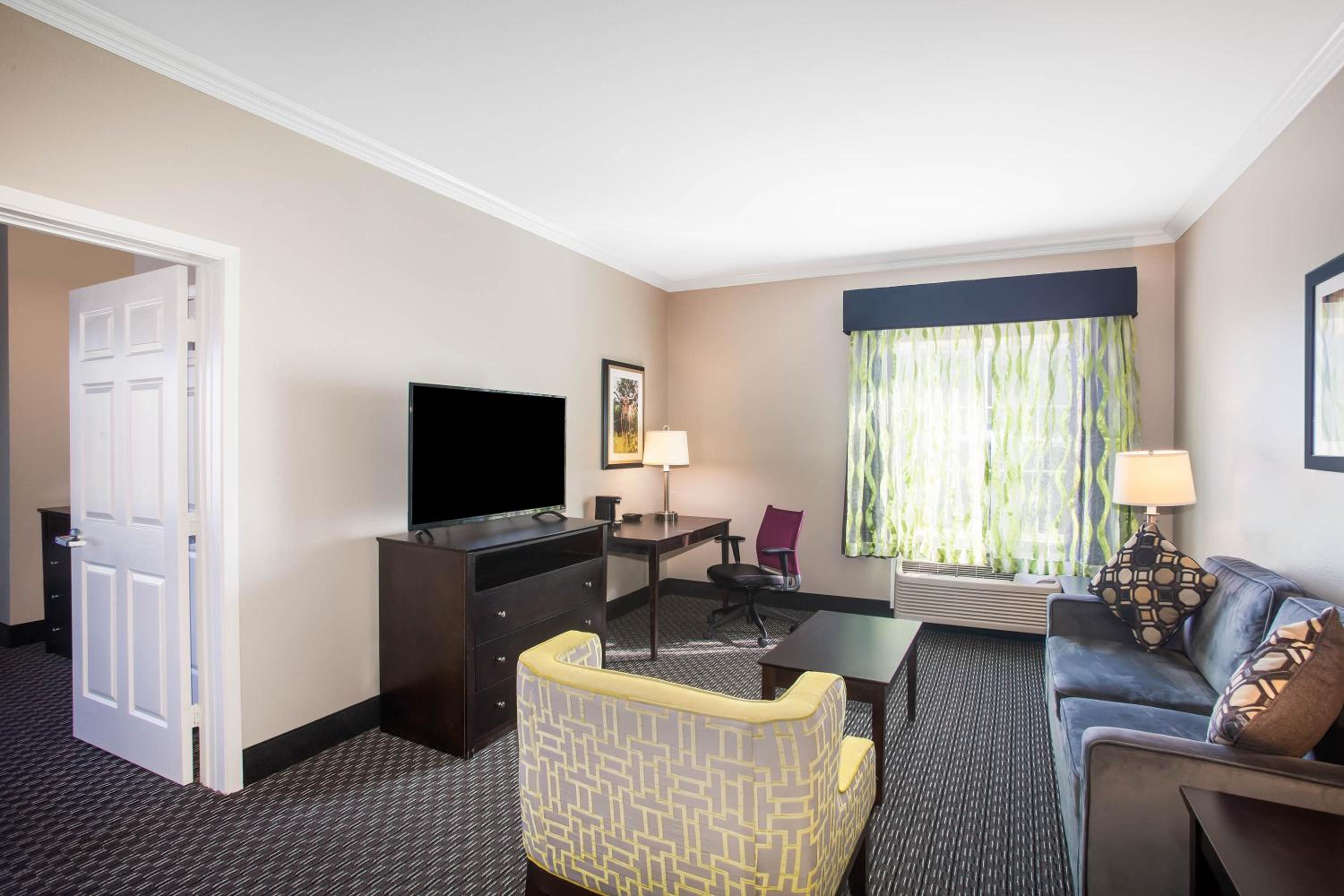 King Suite - Mobility/Hearing Accessible with Bath Tub - Non-Smoking - Photo 6
