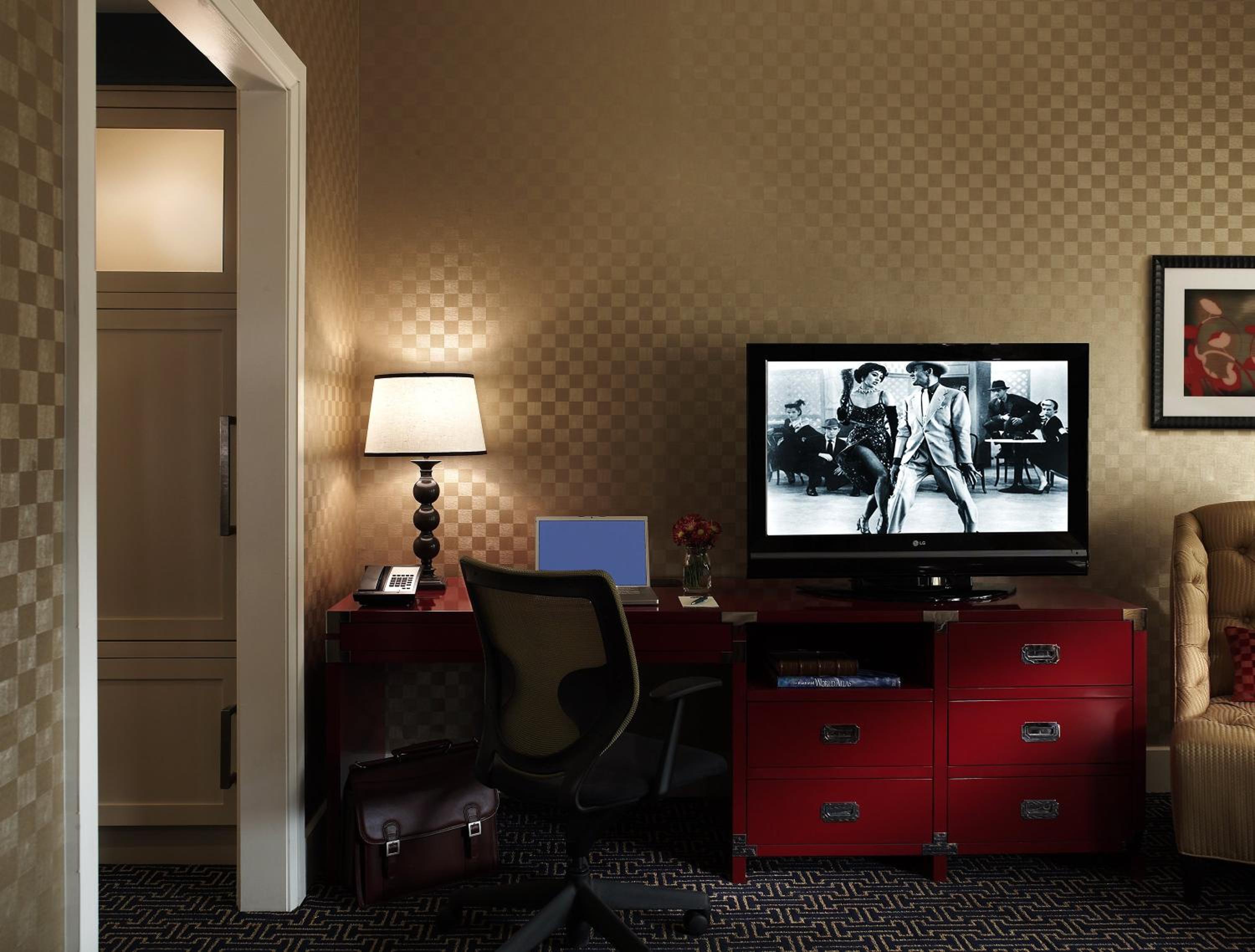 King Room with Accessible Tub - Mobility Access - Photo 4