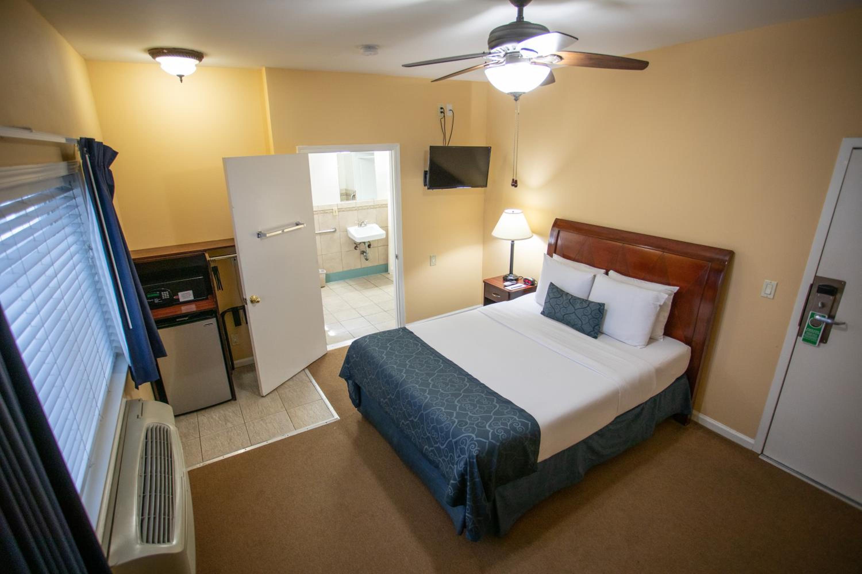 ADA Queen Room photo 1