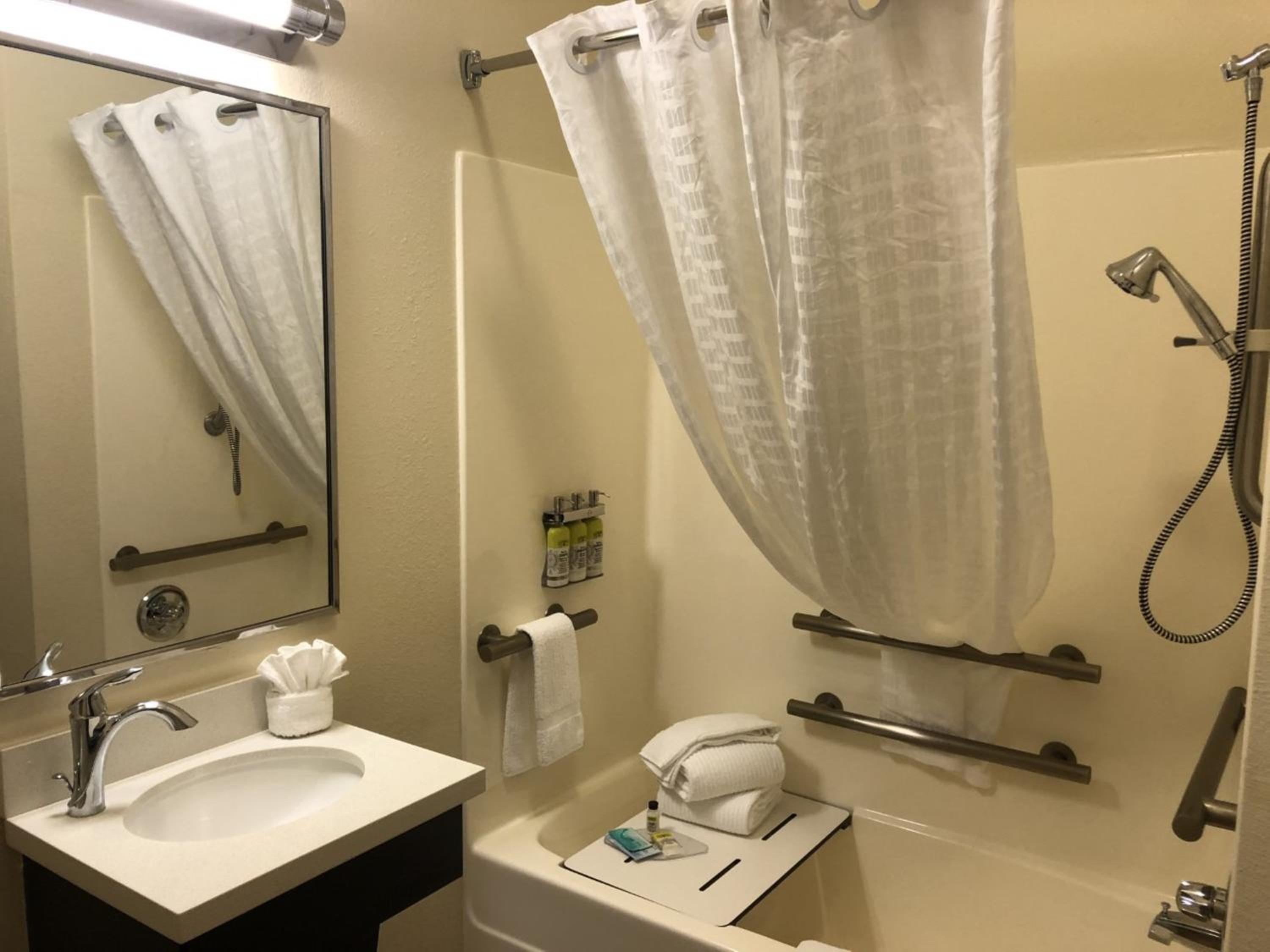 One-Bedroom Queen Suite - Non-Smoking - Photo 2