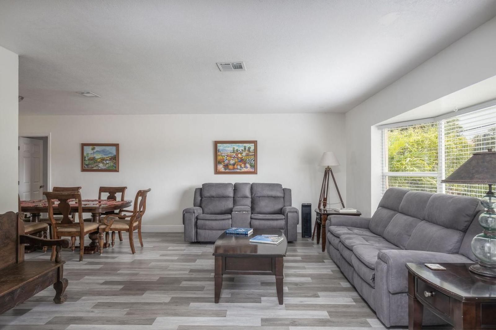 Five-Bedroom House photo 1