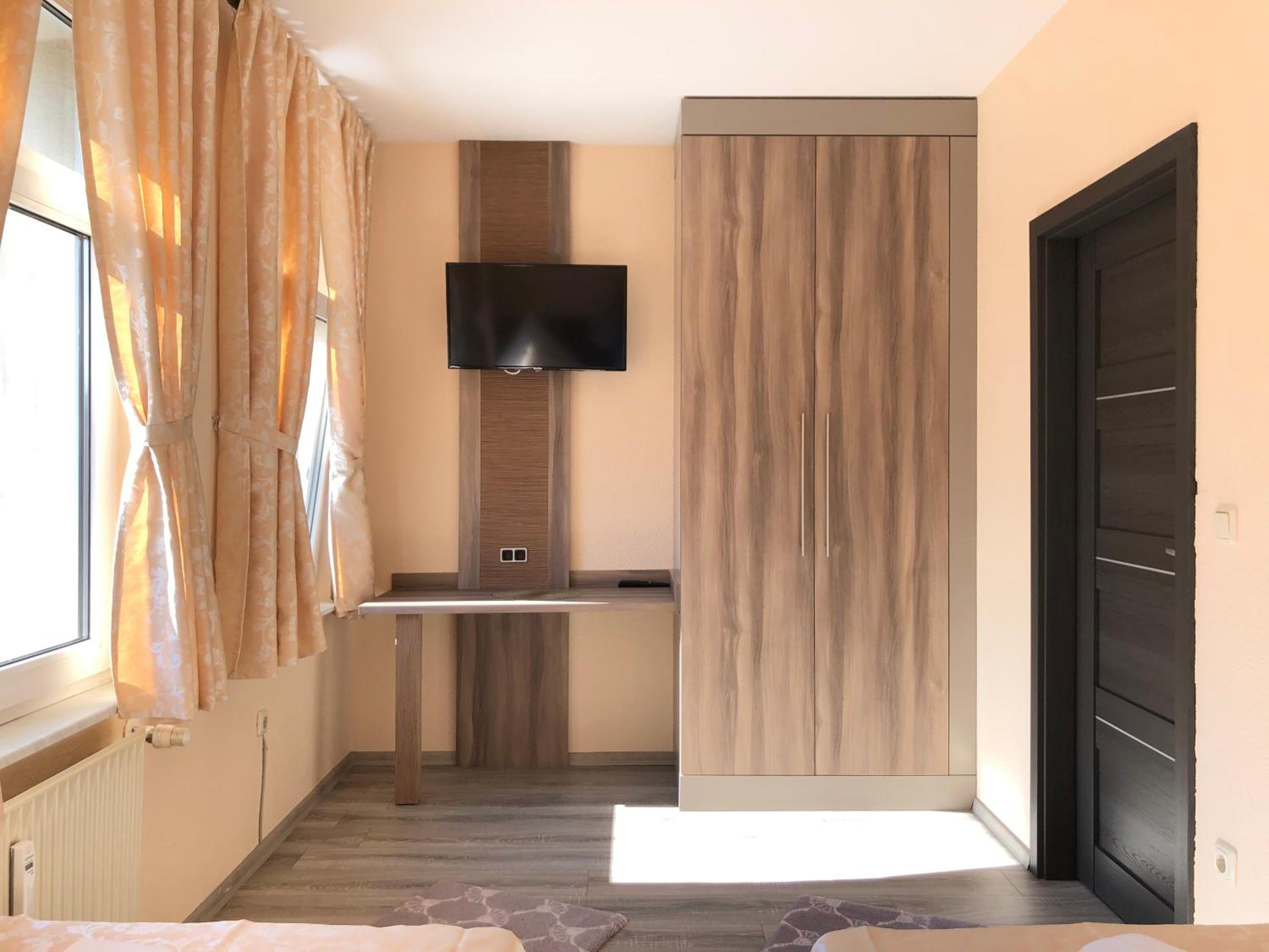 Standard Twin Room with Shared Bathroom photo 2