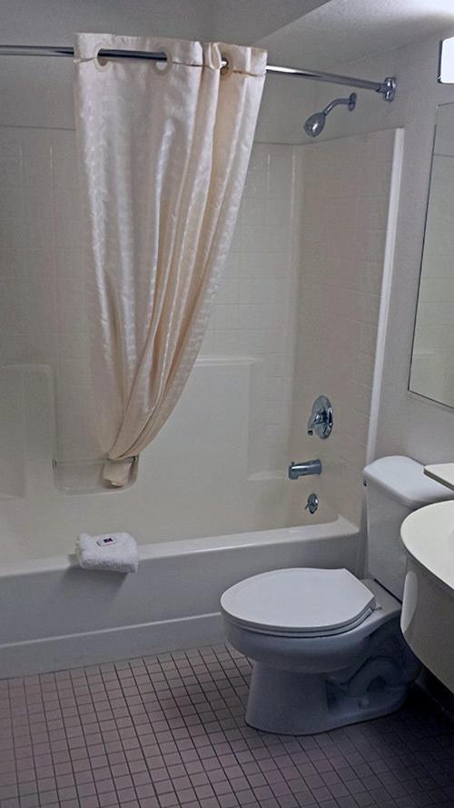 Deluxe Queen Room with Two Queen Beds - Non-Smoking - Photo 7