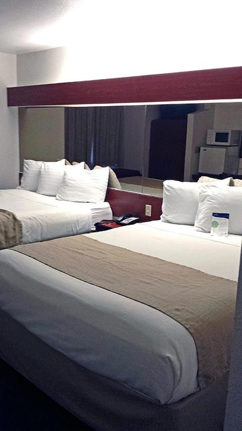 Deluxe Queen Room with Two Queen Beds - Non-Smoking - Photo 2