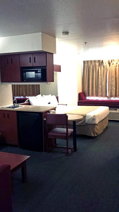 Queen Room with Two Queen Beds - Disability Access - Photo 5