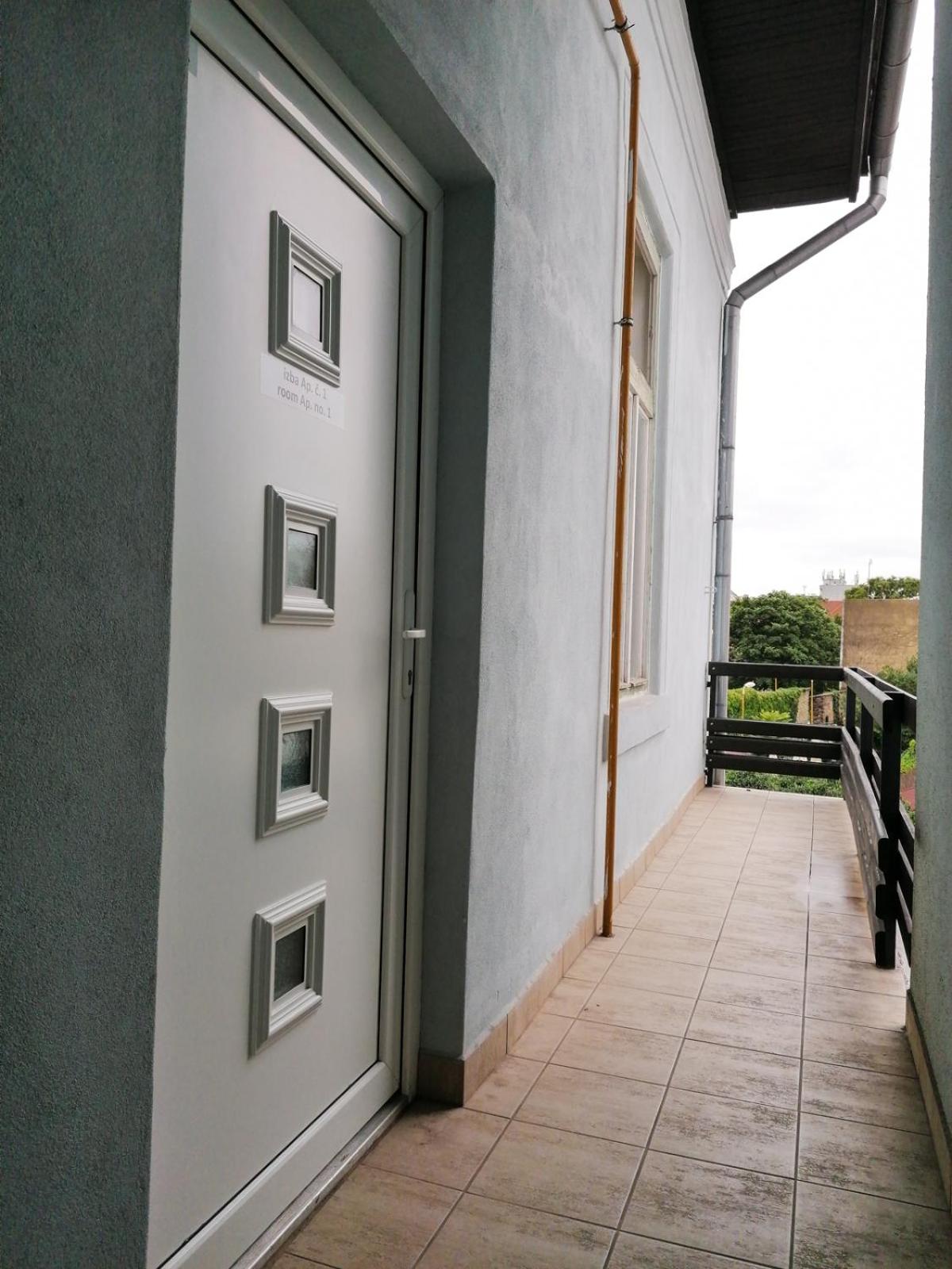 Apartment with Balcony - Photo 5