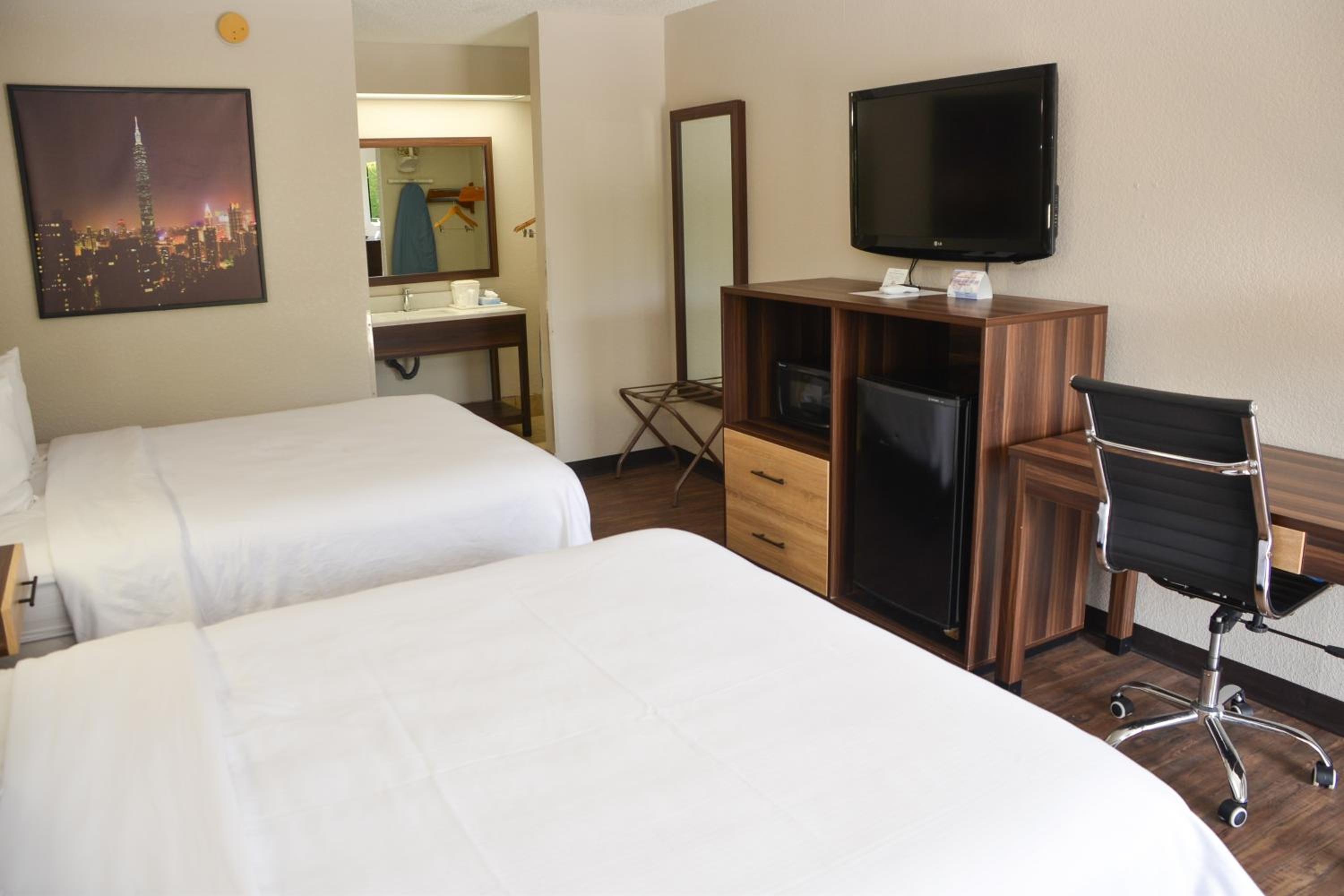 Queen Room with Two Queen Beds - Non-Smoking - Photo 2