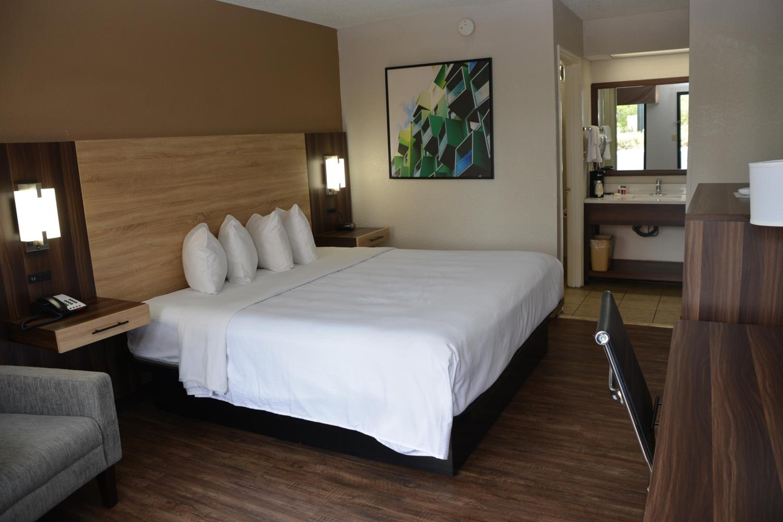 King Room - Non-Smoking - Photo 3