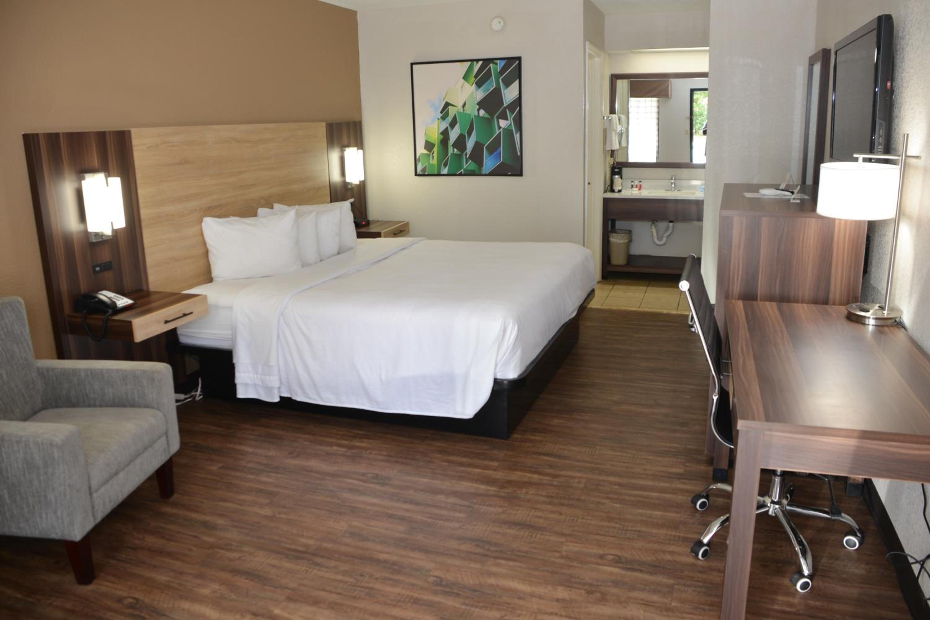 King Room - Non-Smoking - Photo 2