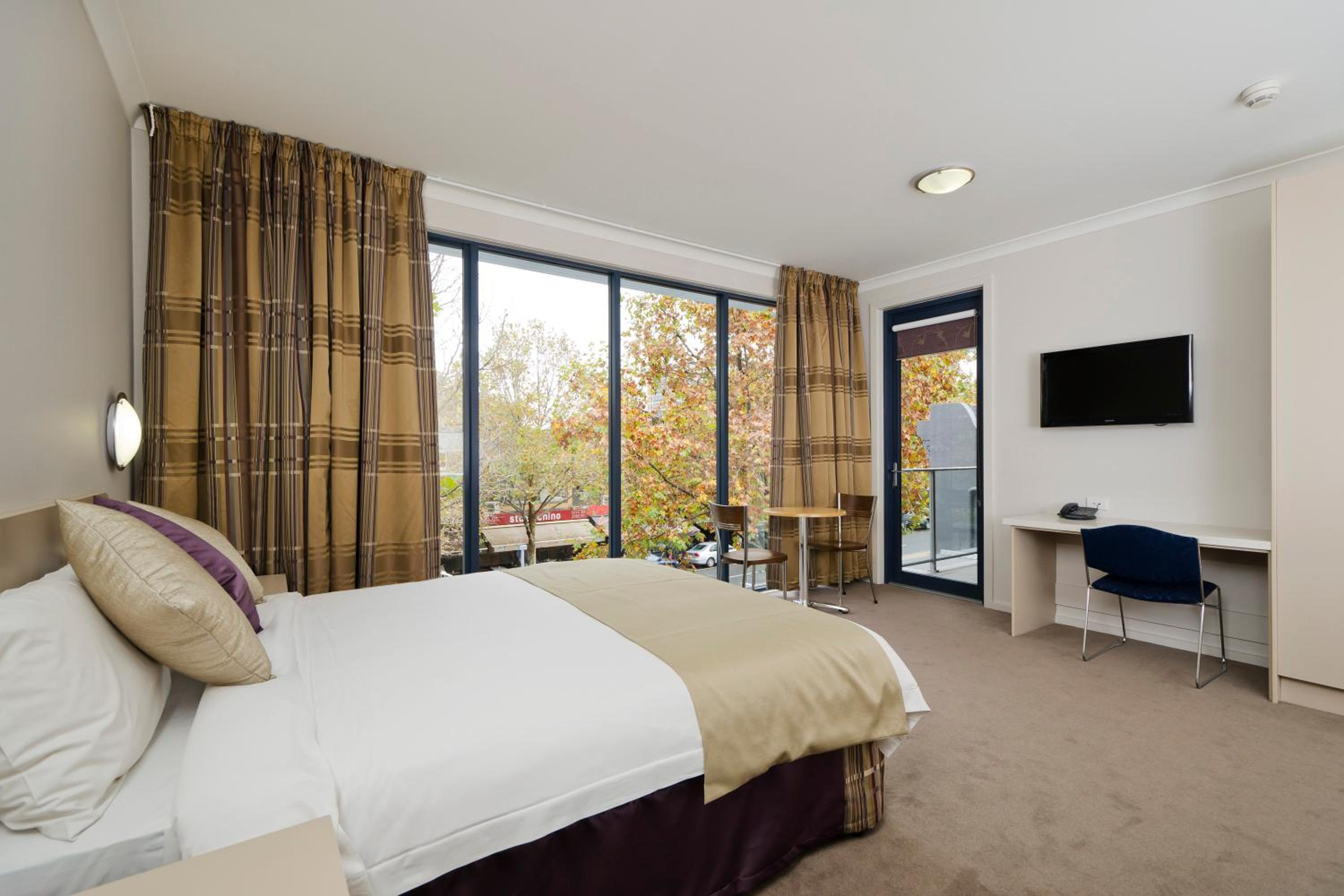 Lygon Front Suite - Photo 3