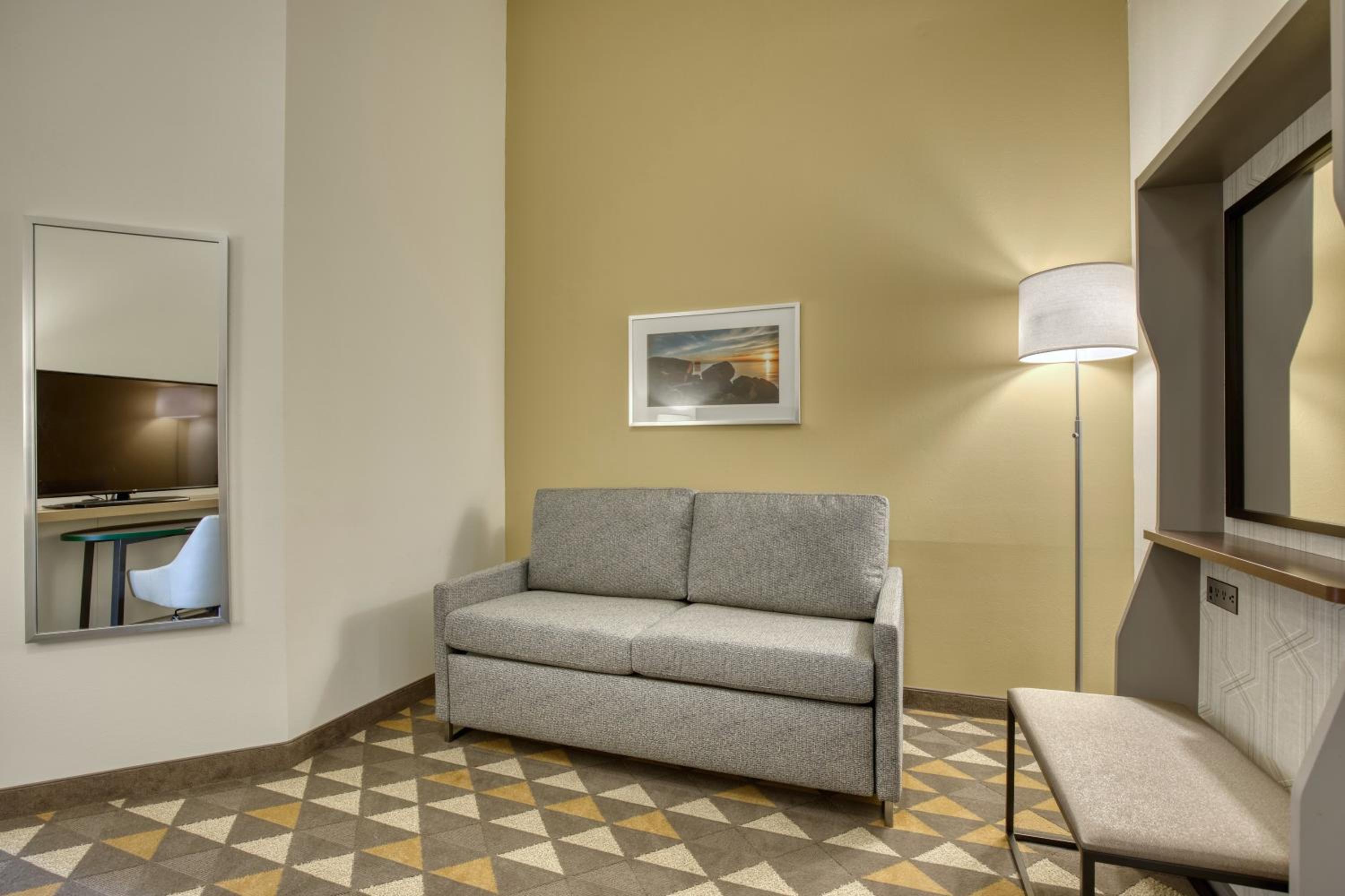 Standard King Room with Sofa Bed - Photo 3