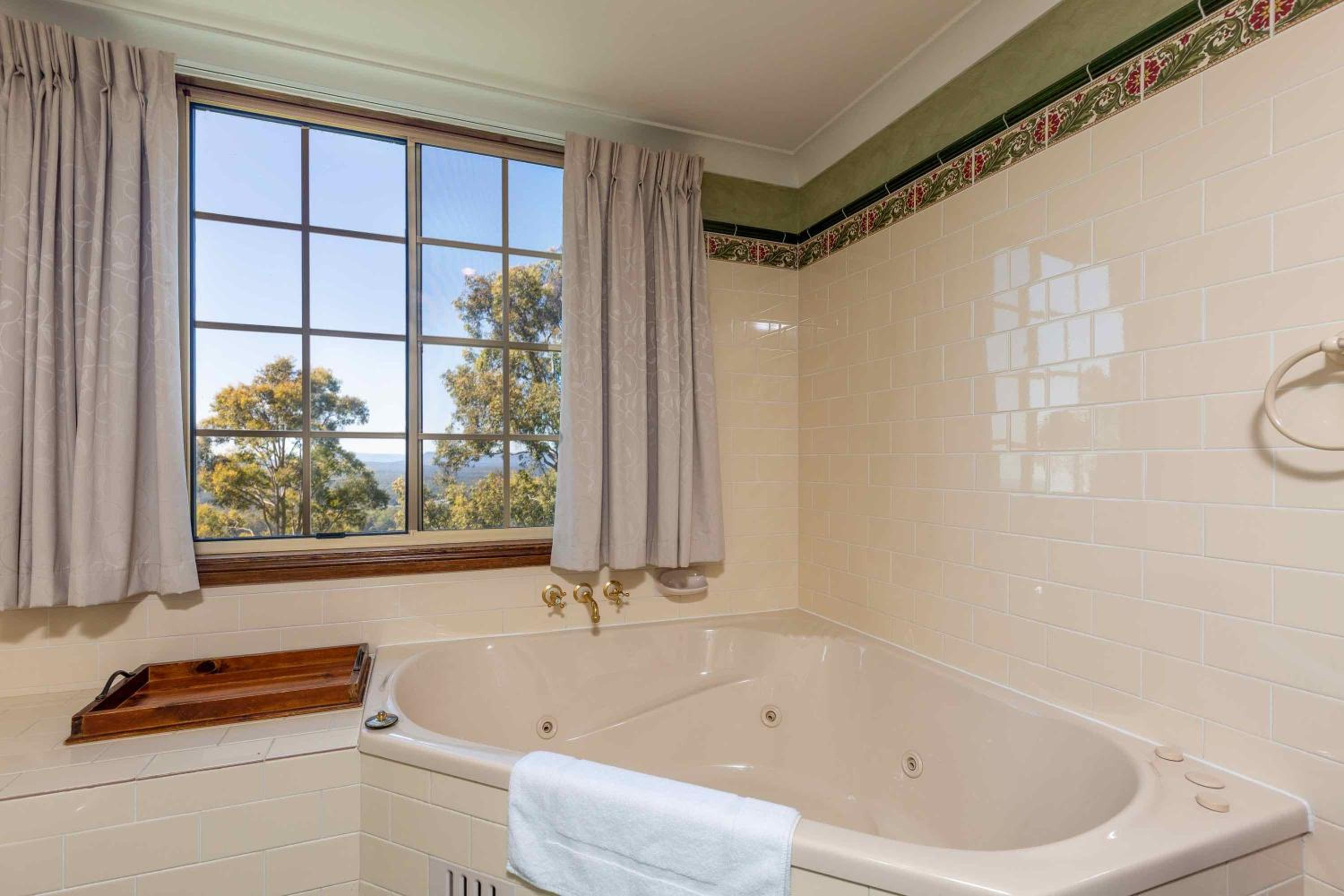 Five-Bedroom House photo 2