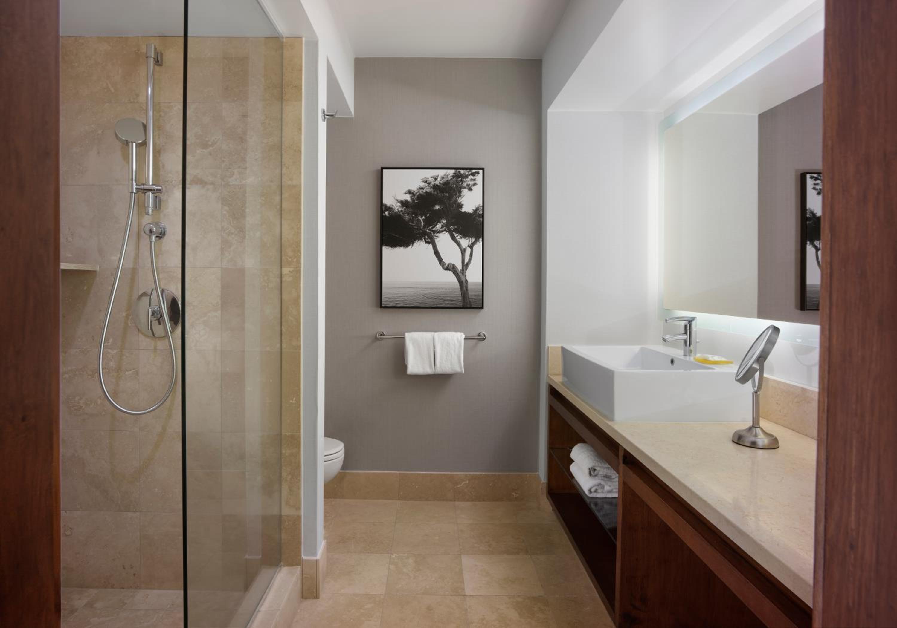 Queen Room with Two Queen Beds and Pool View photo 2