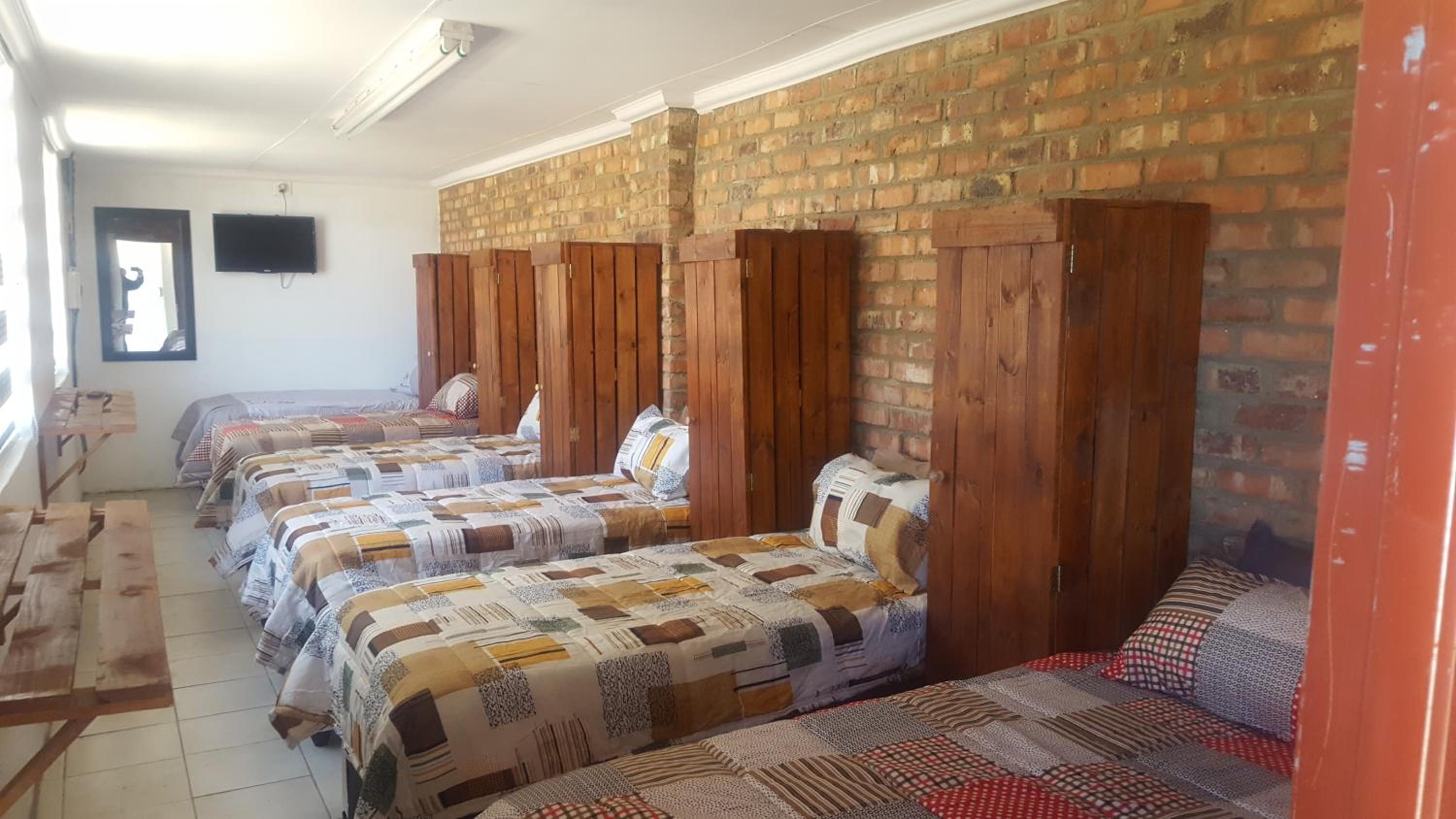 6-Bed Mixed Dormitory Room photo 3