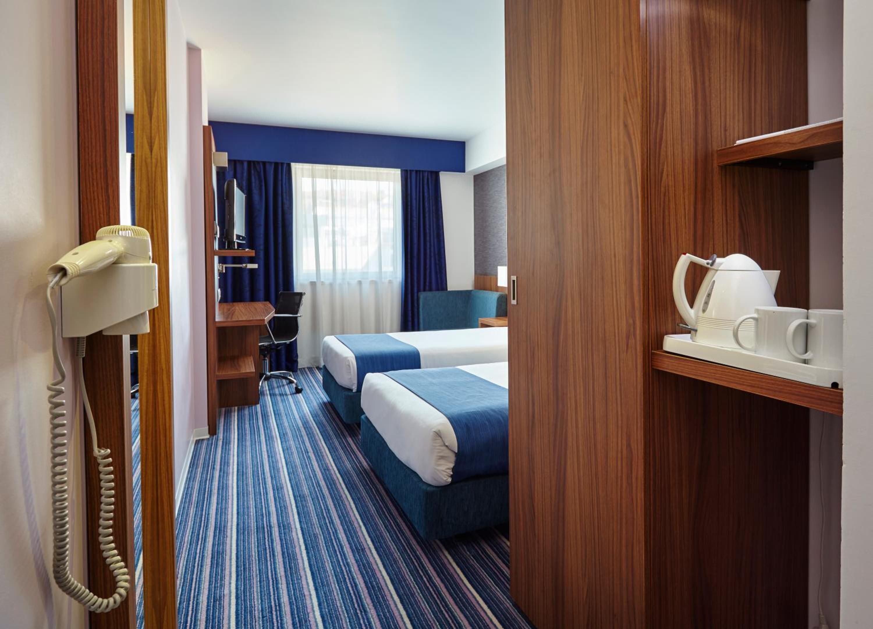 Standard Twin Room with Free Breakfast - Photo 5