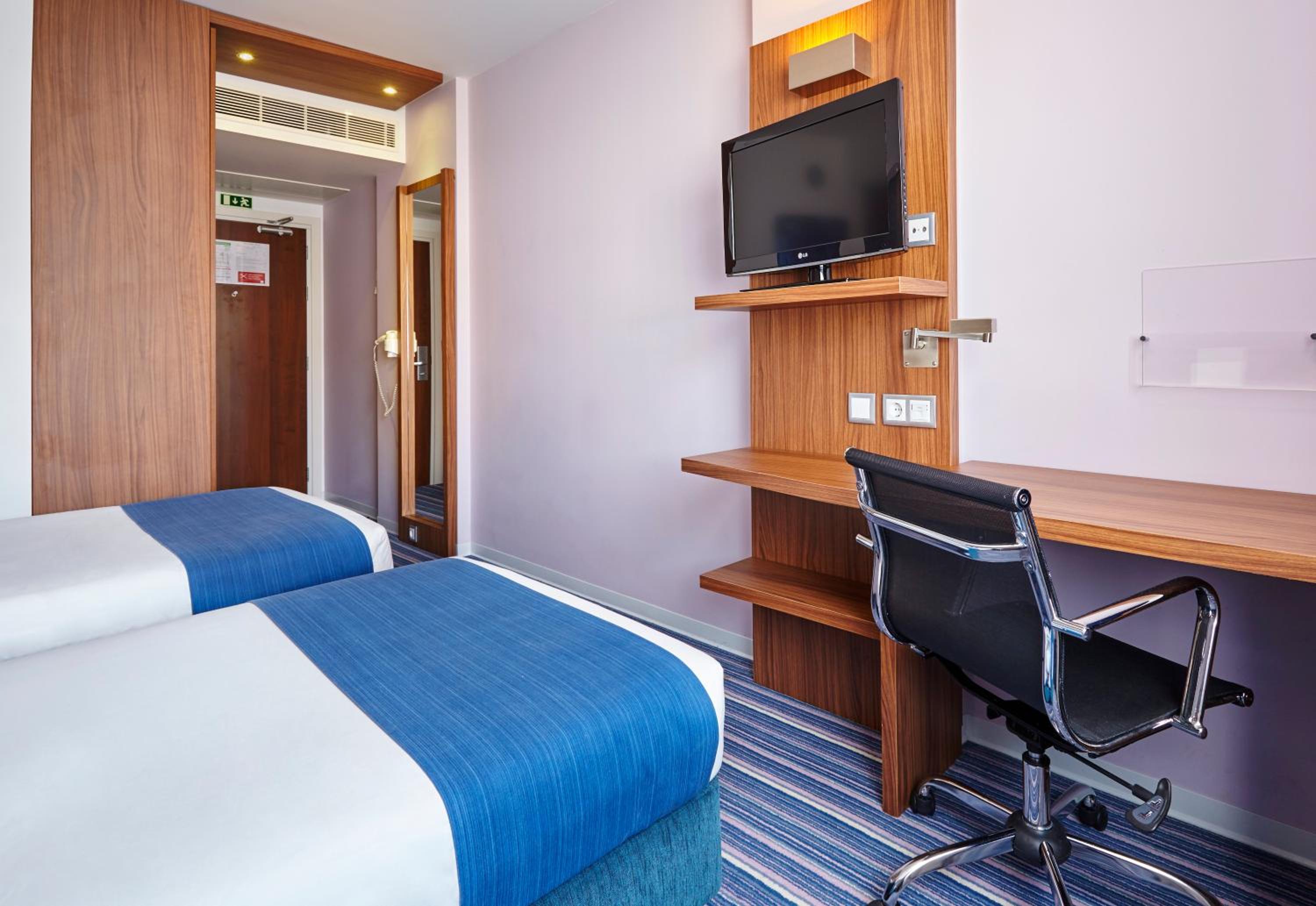 Standard Twin Room with Free Breakfast - Photo 1