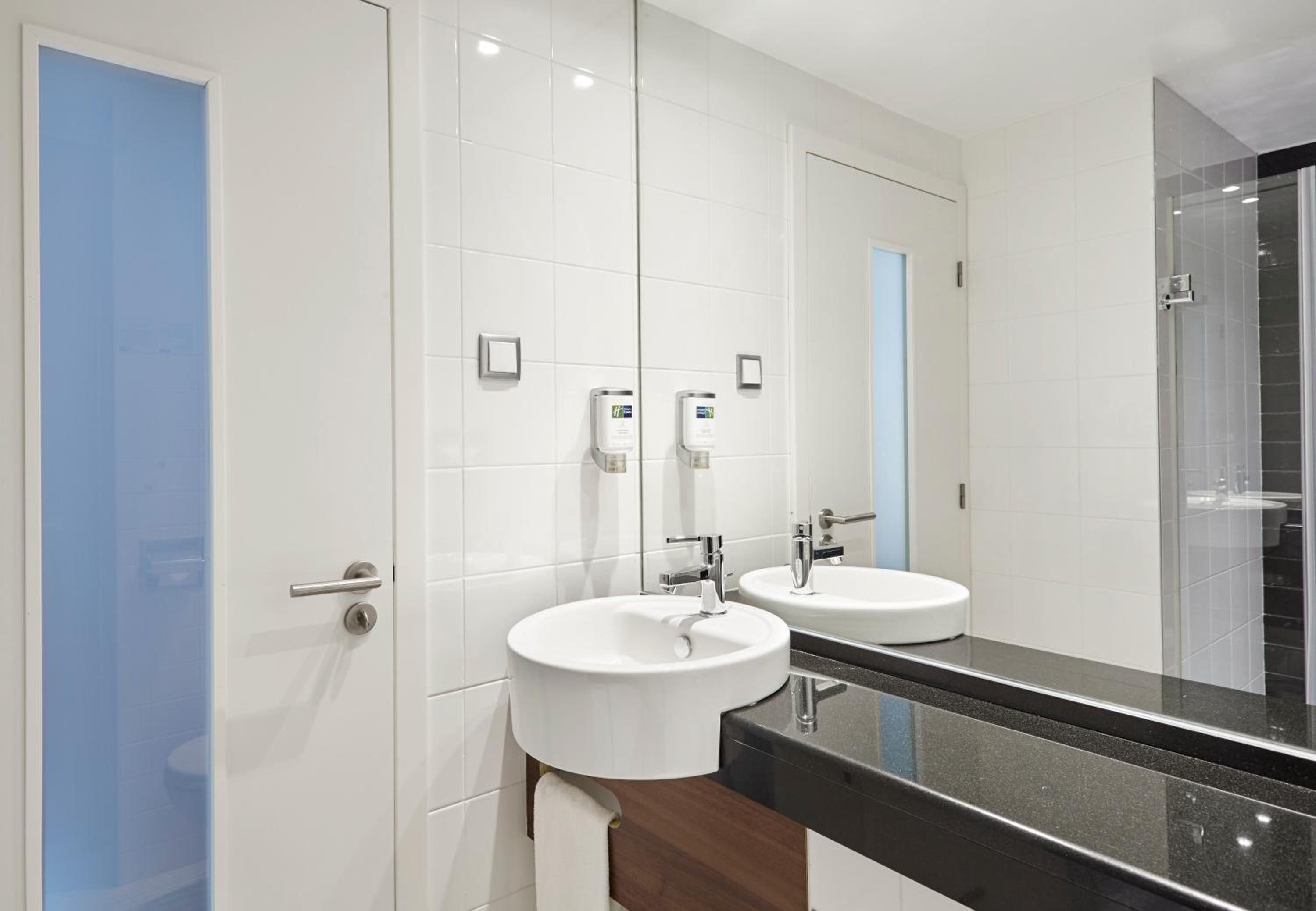 Standard Room with Free Breakfast - Photo 4