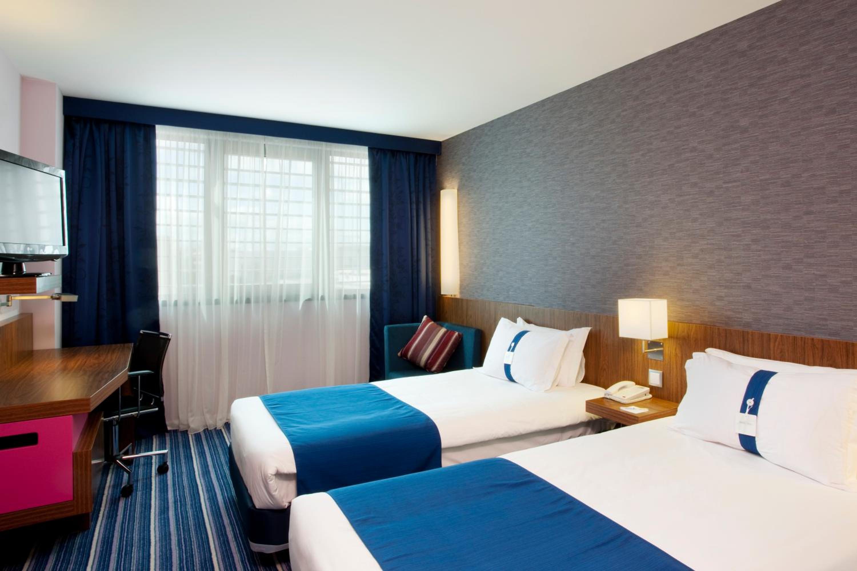 Standard Room with Free Breakfast - Photo 1