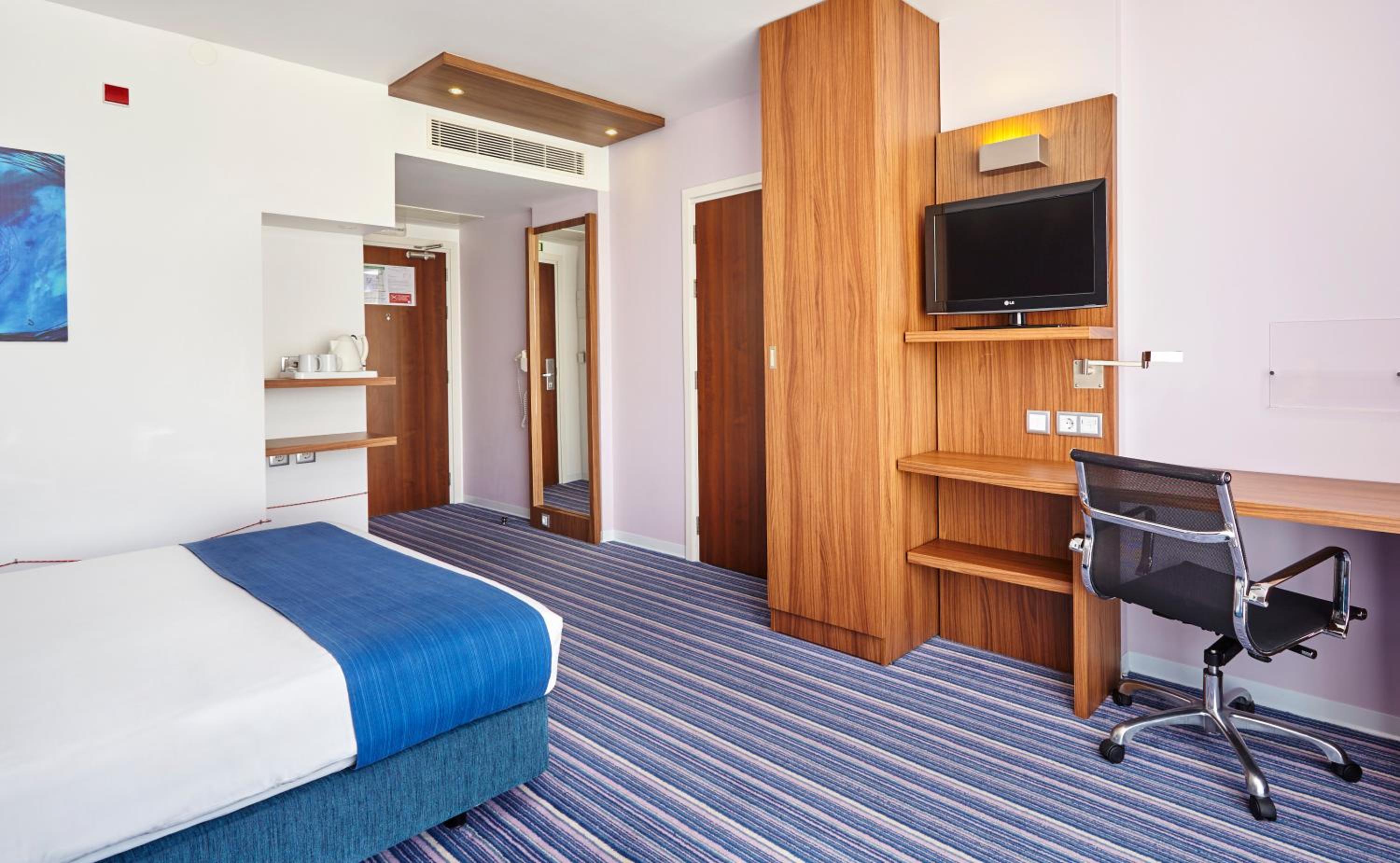 Standard Double Room with Free Breakfast - Photo 1
