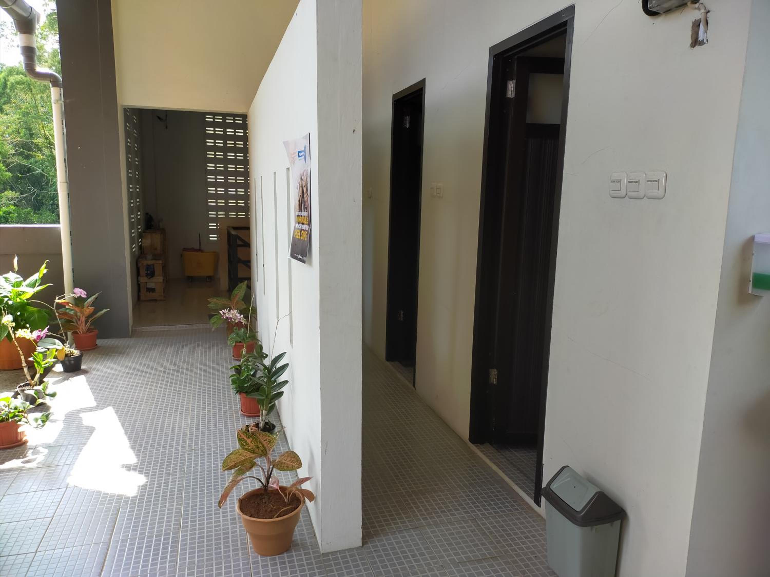 Family Room with Shared Bathroom photo 3