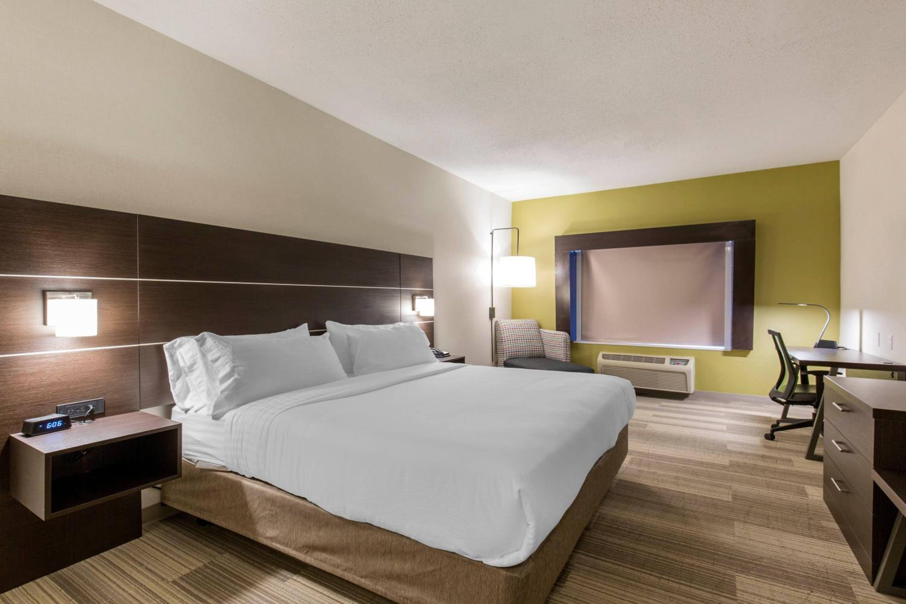 Standard King Room - Photo 4