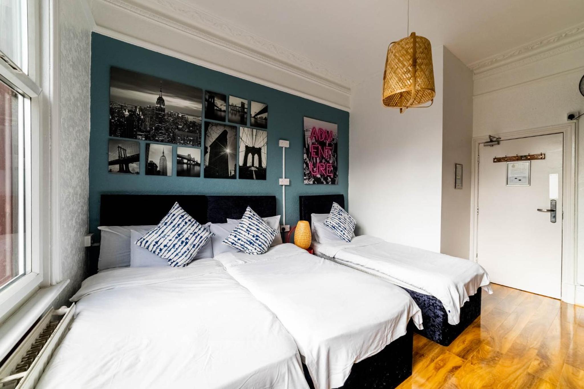 Basic Triple Room with Shared Bathroom photo 2