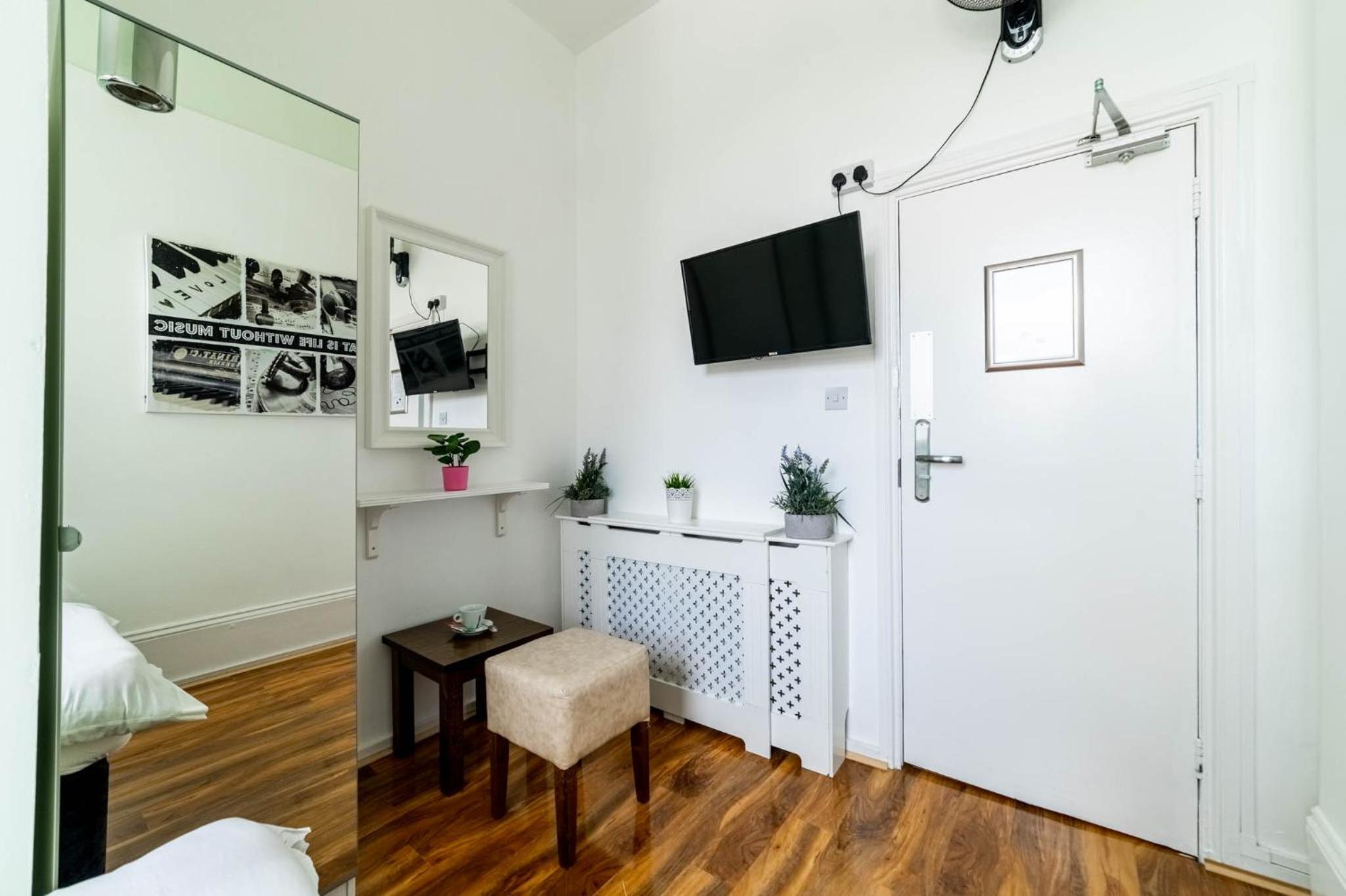 Single Room with Shared Bathroom photo 1