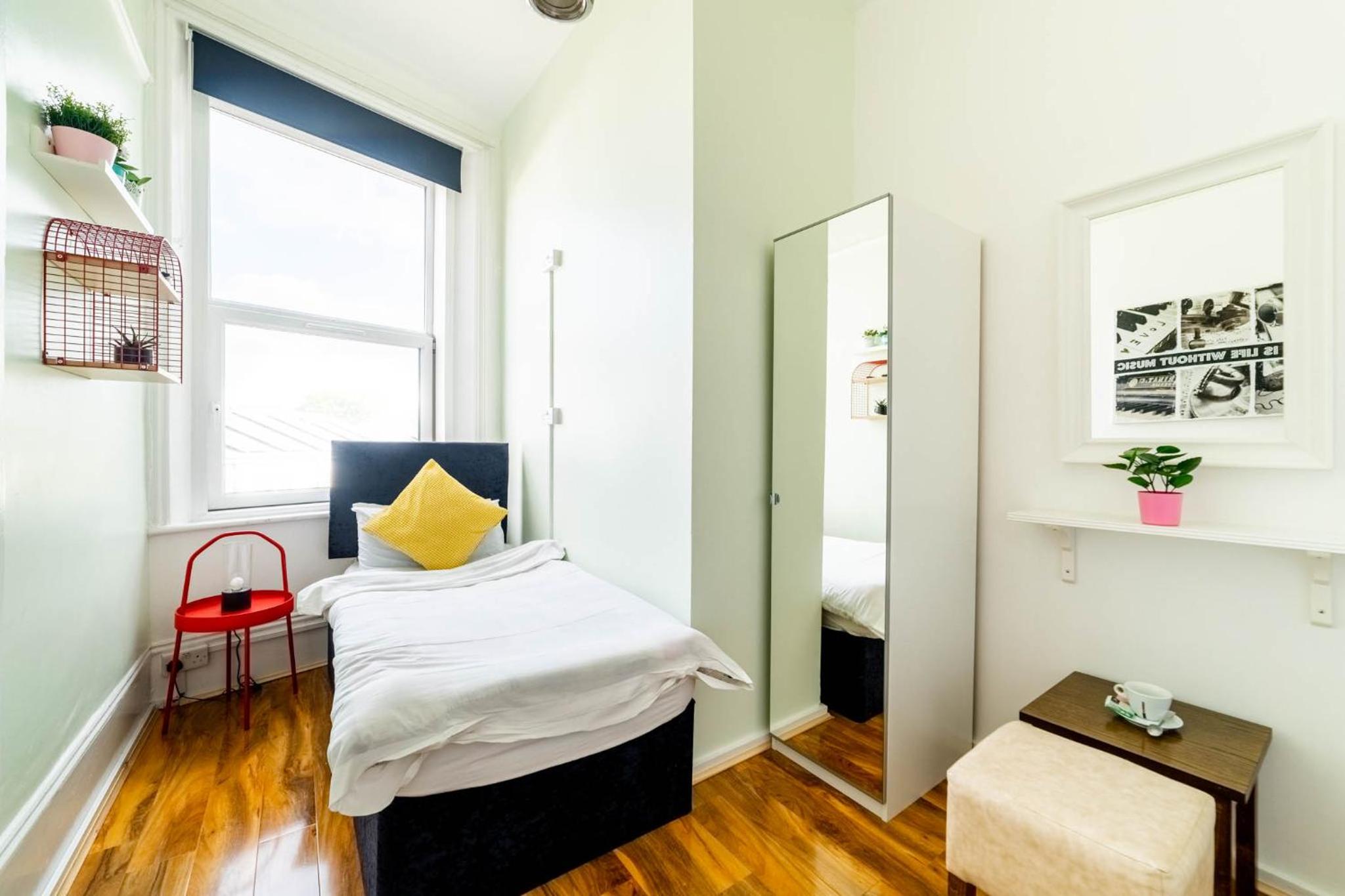 Single Room with Shared Bathroom photo 3