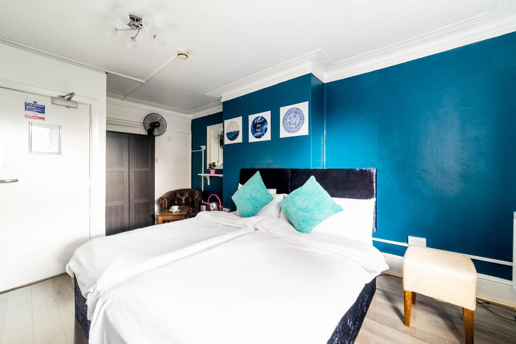 Double or Twin Room with Shared Bathroom photo 1