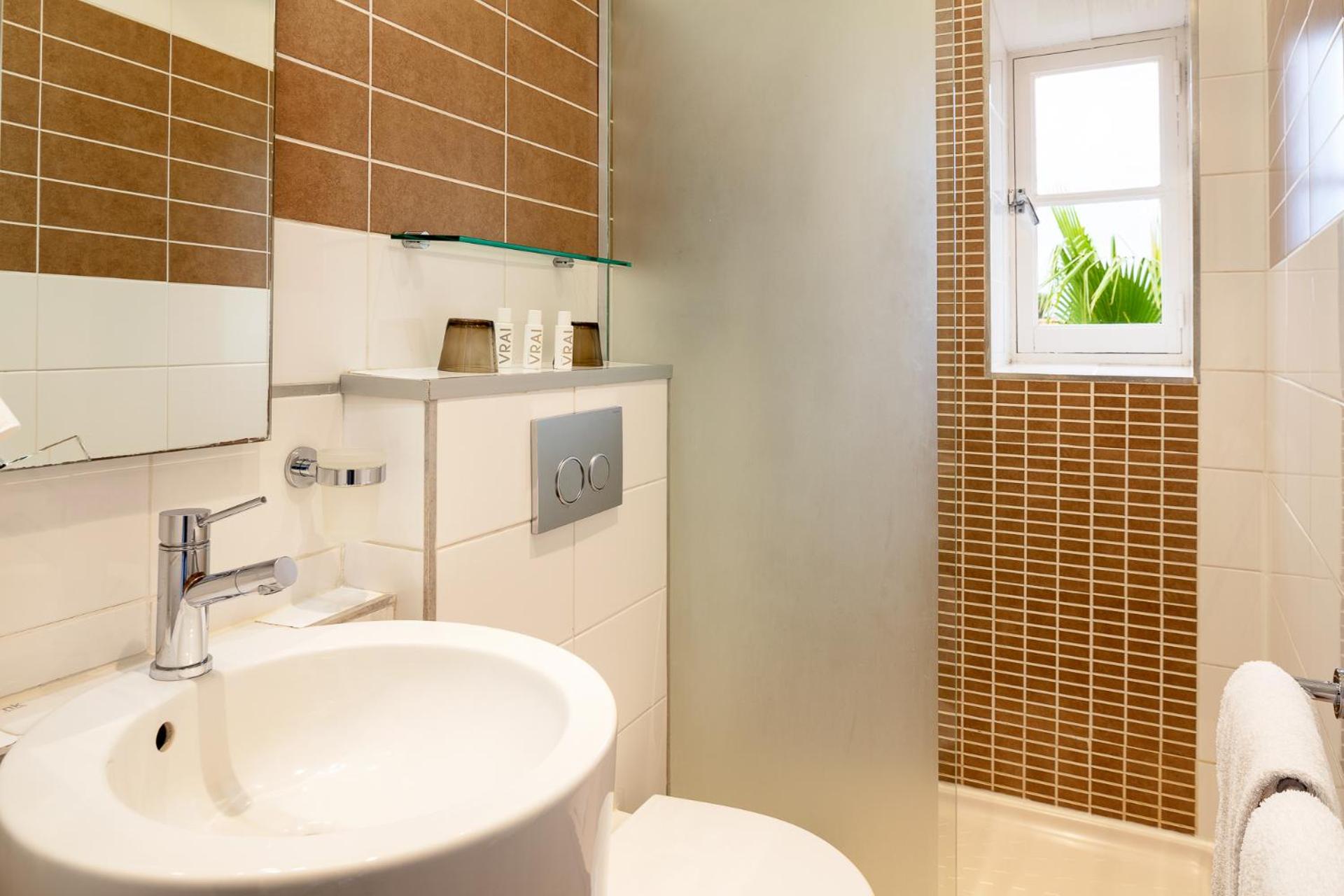 Classic Double Room - Photo 9