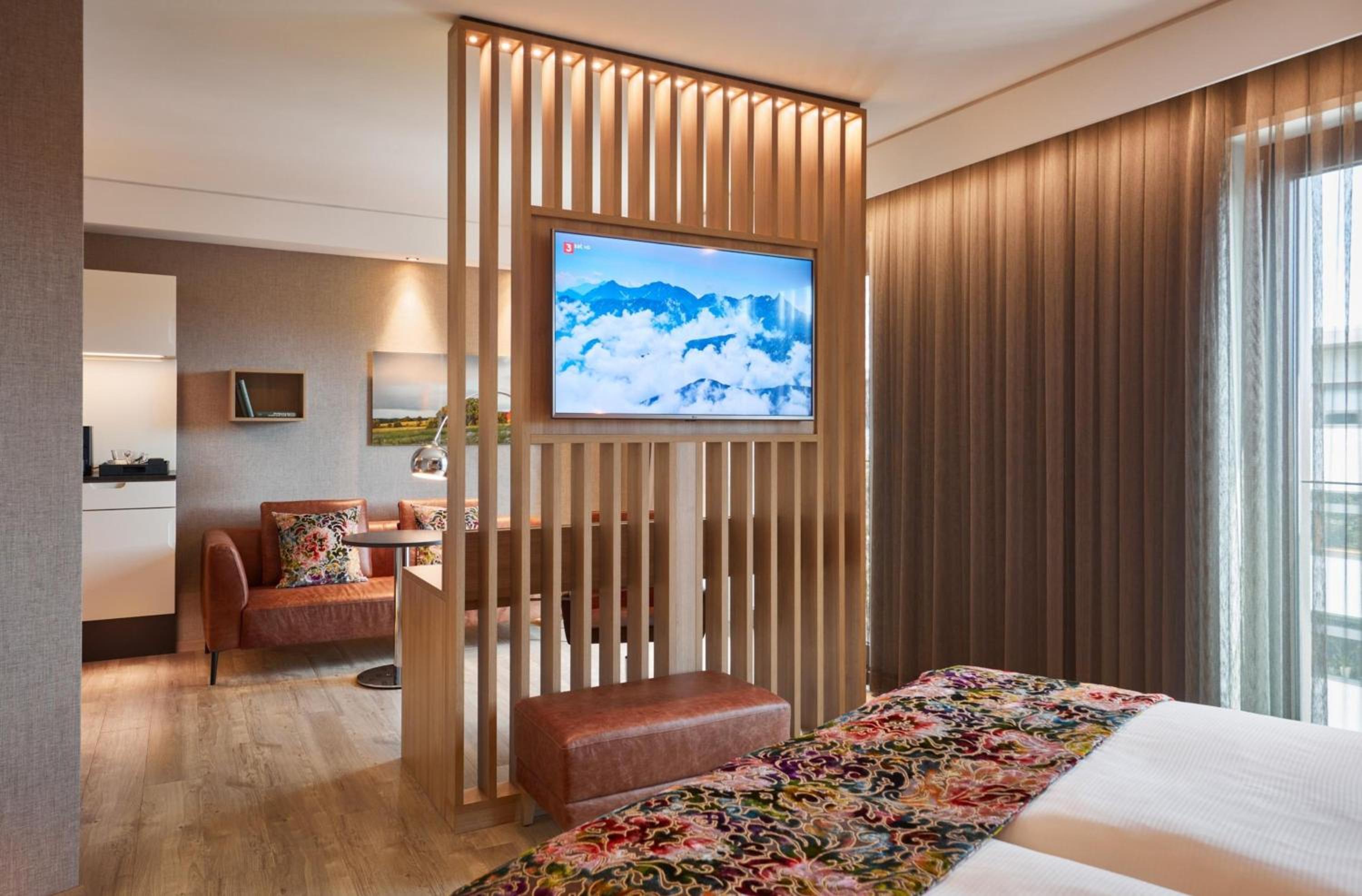 Premium King Room with Balcony - Photo 8