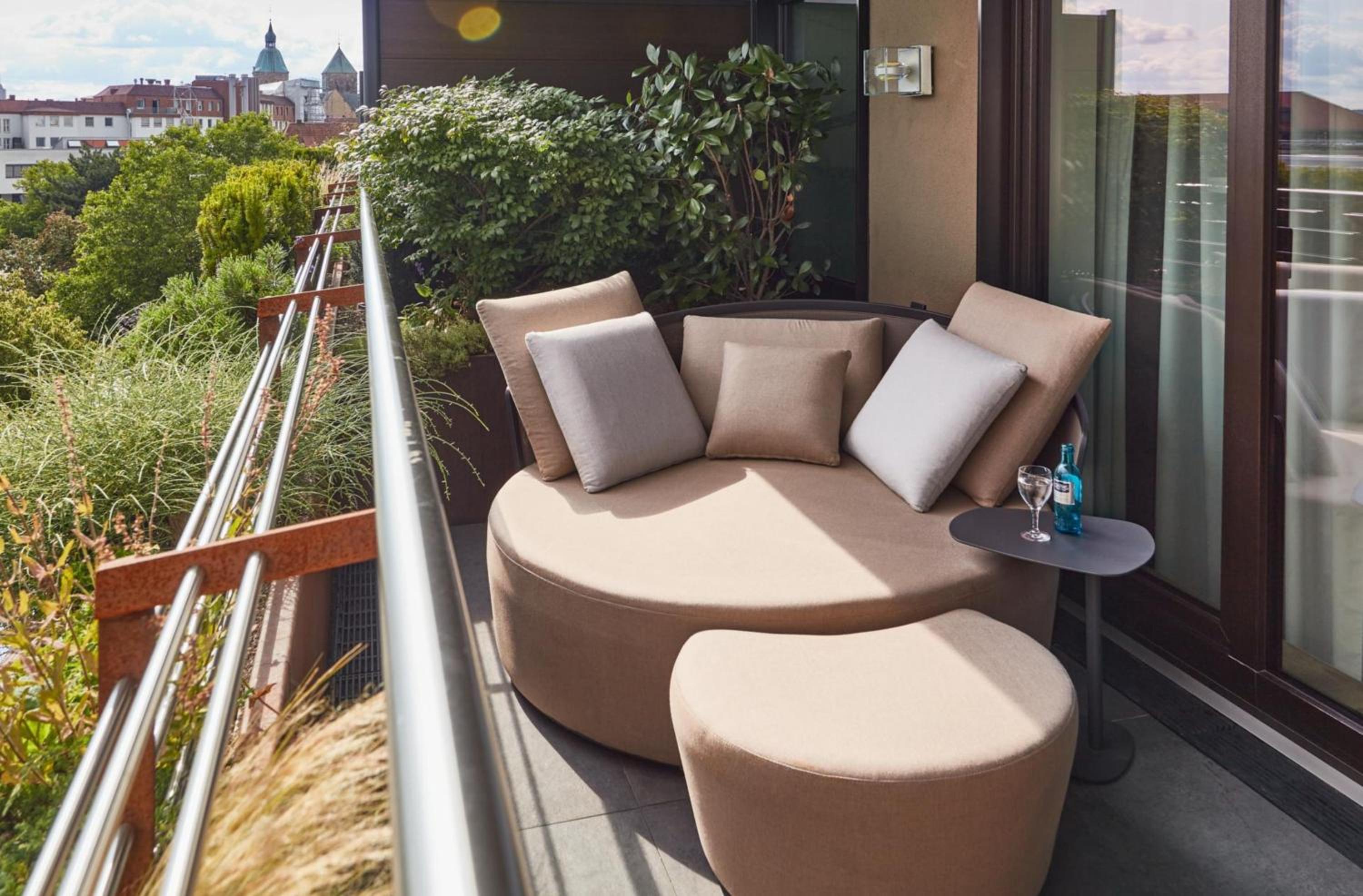 King Suite with Balcony - Photo 6
