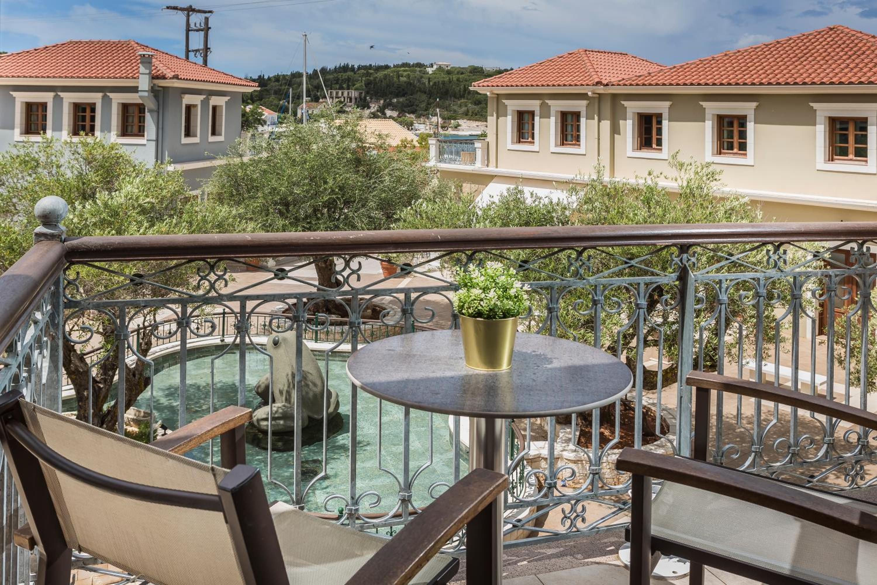 Junior Suite with Partial Harbor View - 101 photo 2