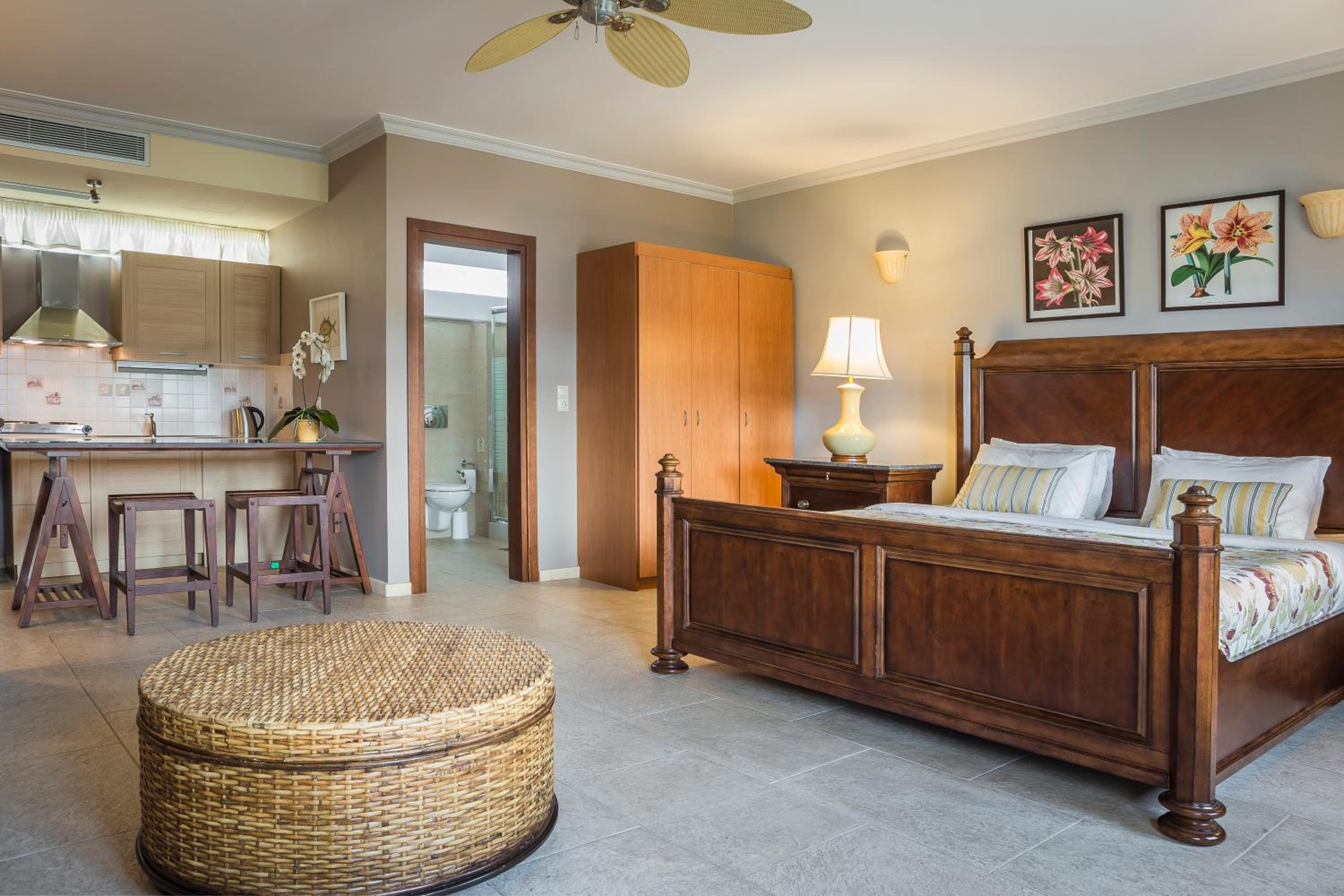 Superior Suite with Partial Harbor View - 102 photo 2