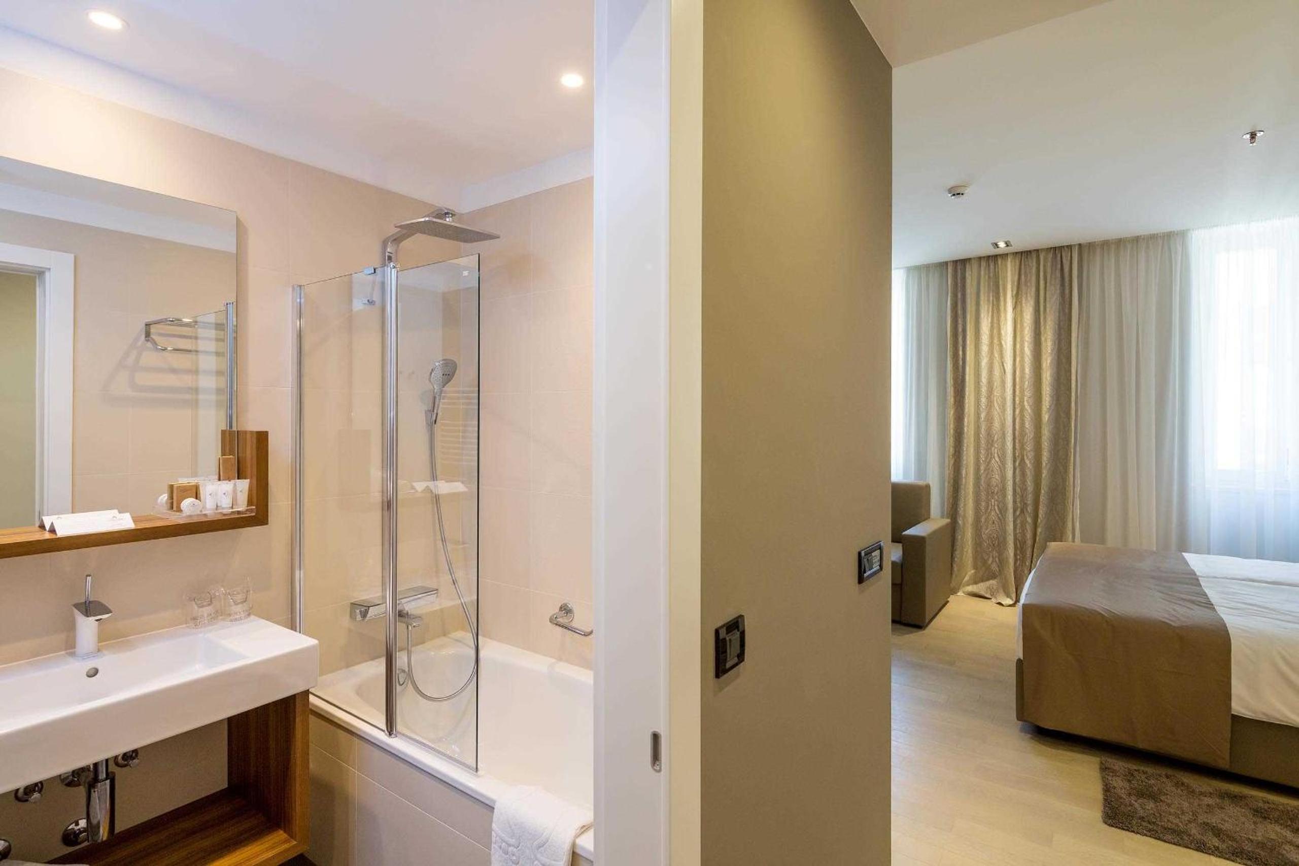 Deluxe Double or Twin Room with Free Spa Access photo 1