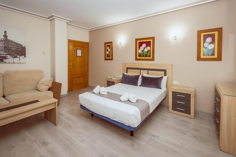 Double Room with Free Airport Shuttle photo 2