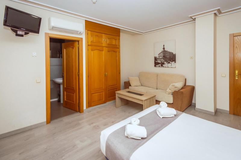 Double Room with Free Airport Shuttle photo 3