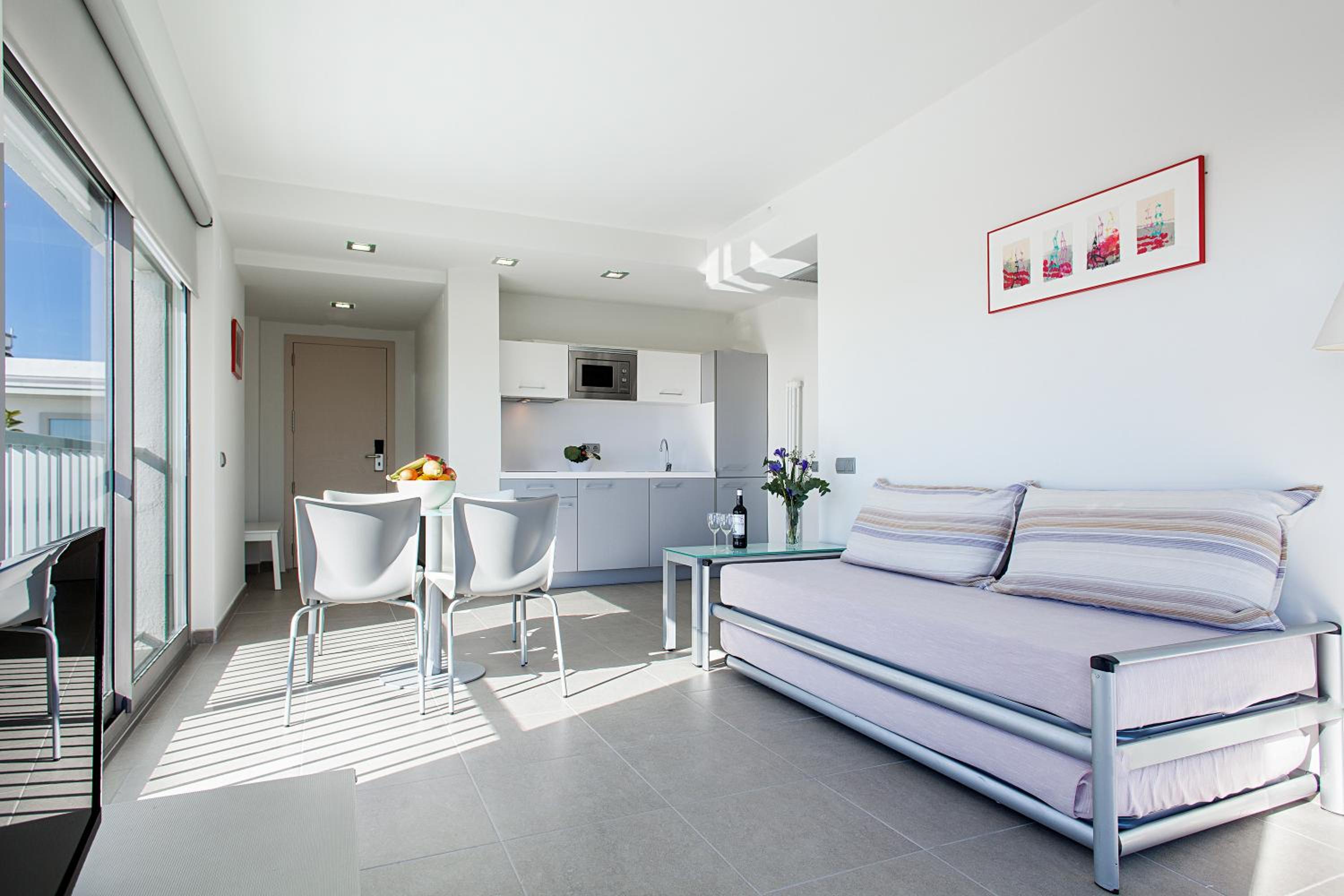  One-Bedroom Apartment with Front Sea View photo 3