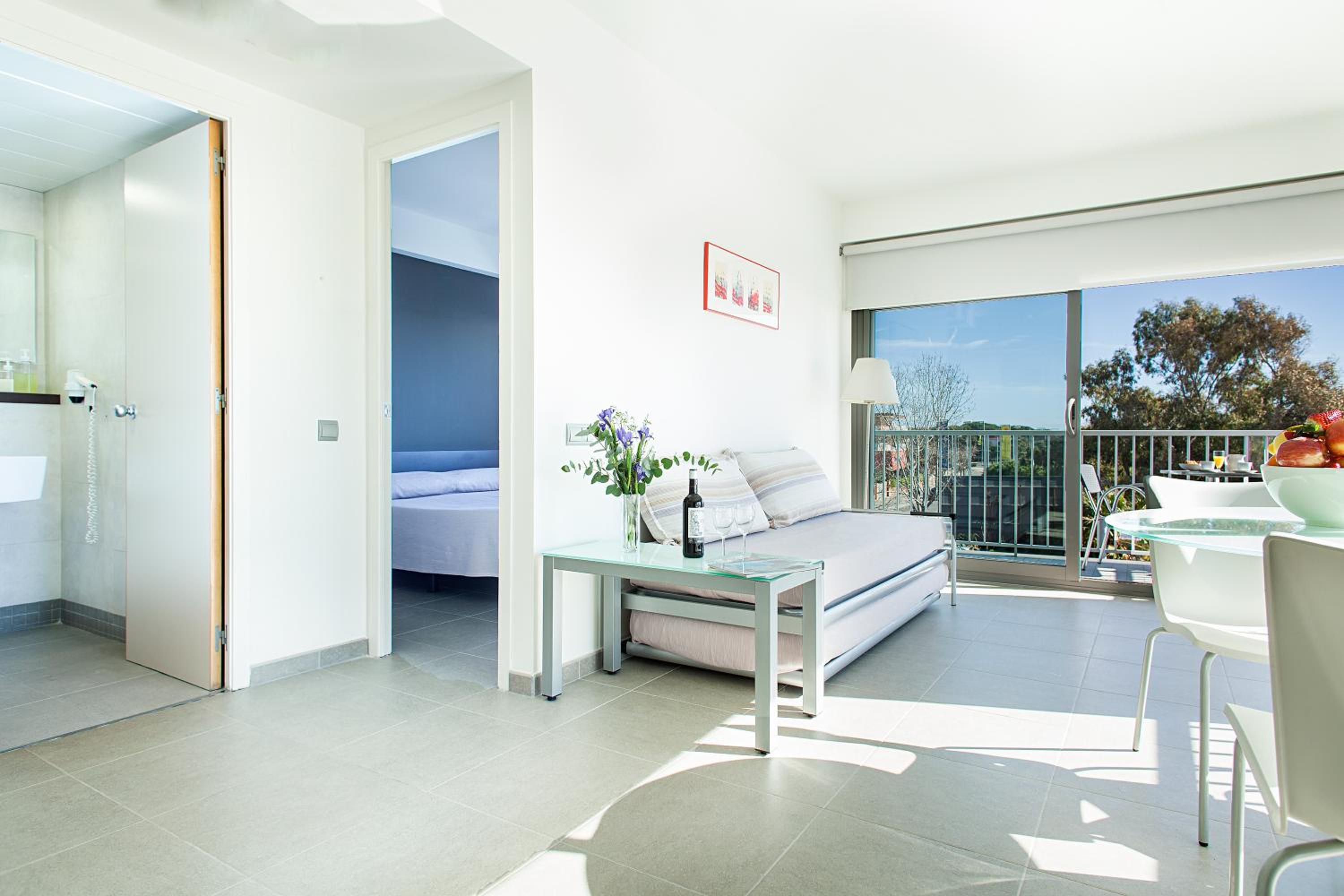  One-Bedroom Apartment with Front Sea View photo 2