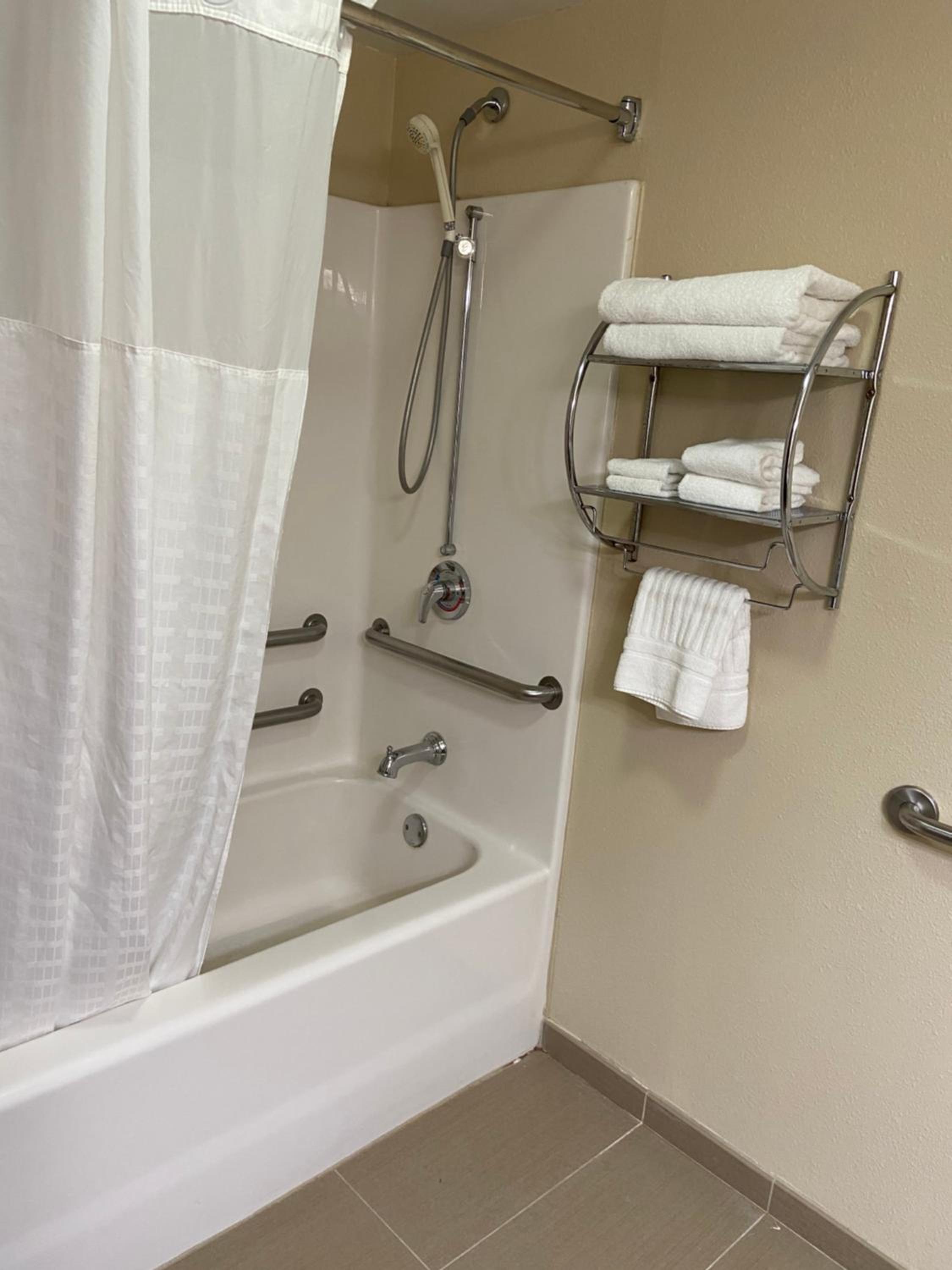 Double Room with Two Double Beds - Accessible/Non-Smoking - Photo 4